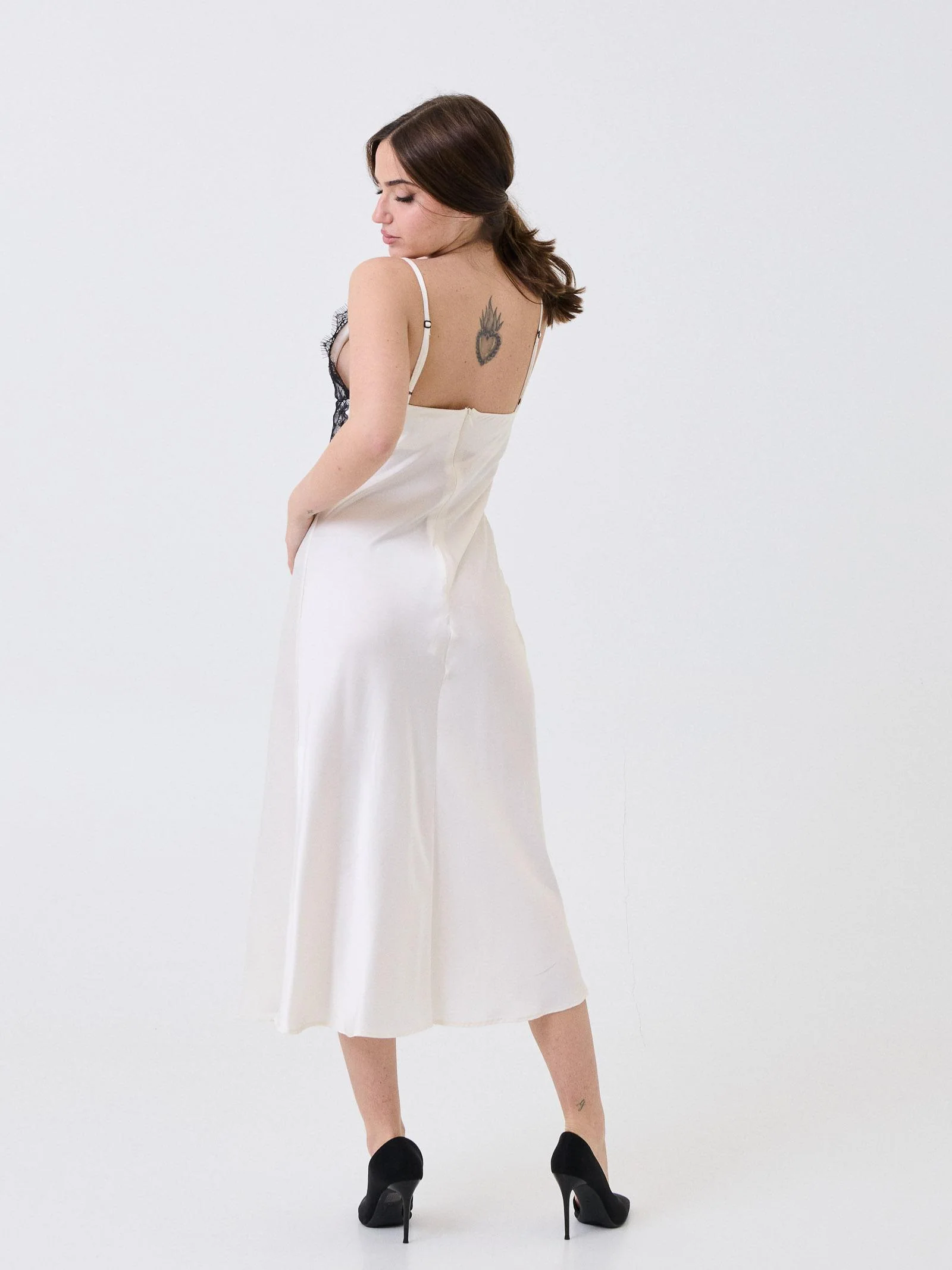 Abito in raso Armoire bianco latte con inserti in pizzo - Image 3