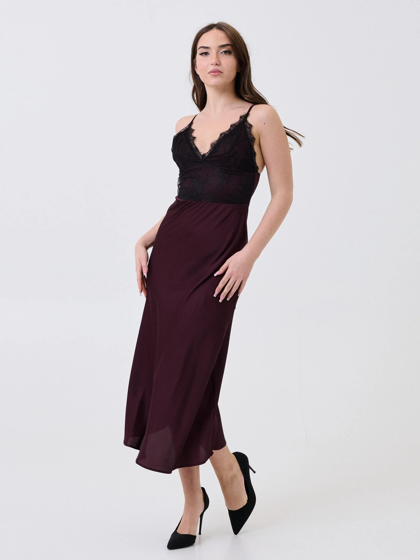 Abito in raso Armoire bordeaux con inserti in pizzo - Image 2