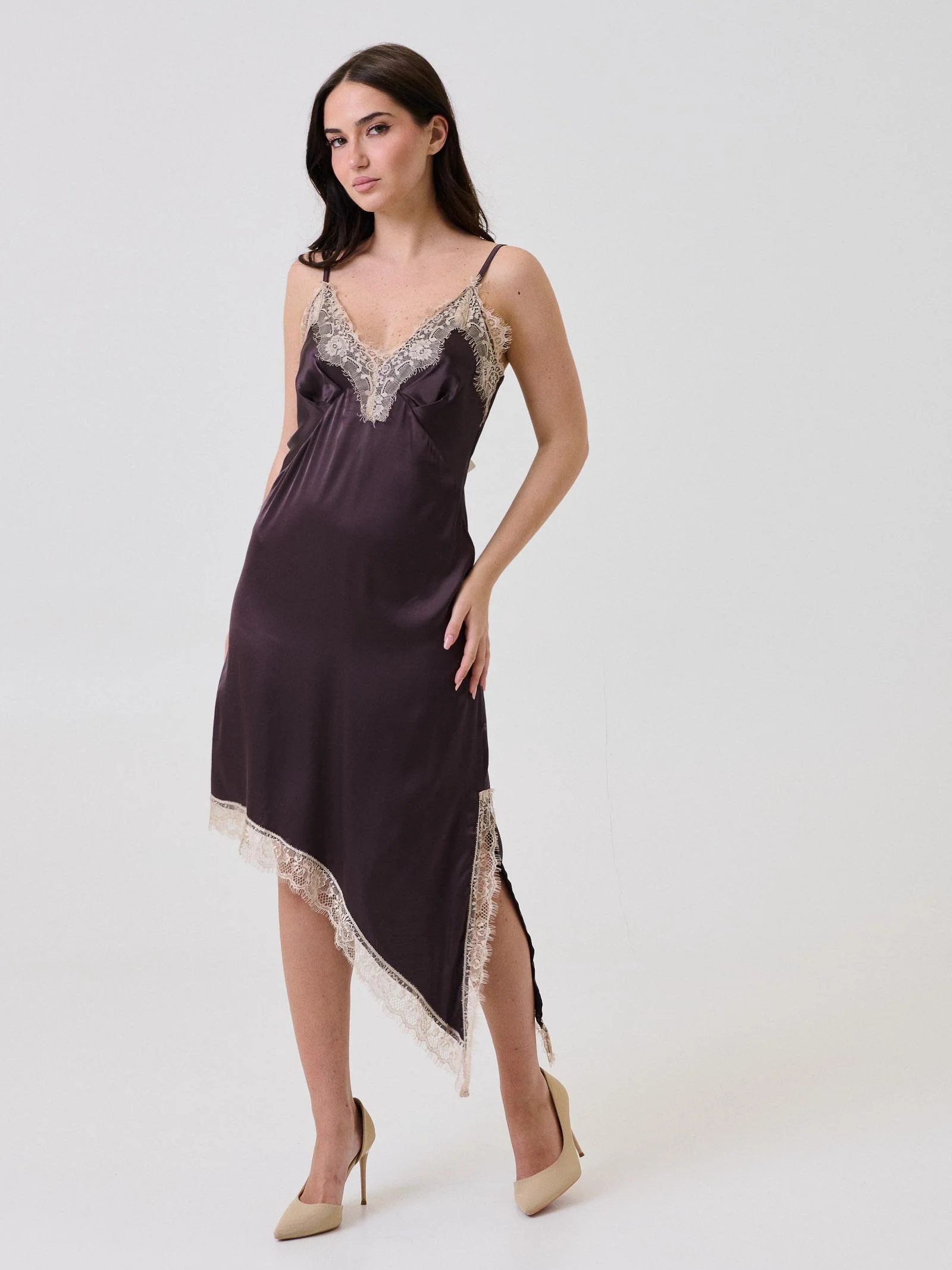 Abito in raso Vicolo vino con dettagli in pizzo beige - Image 2