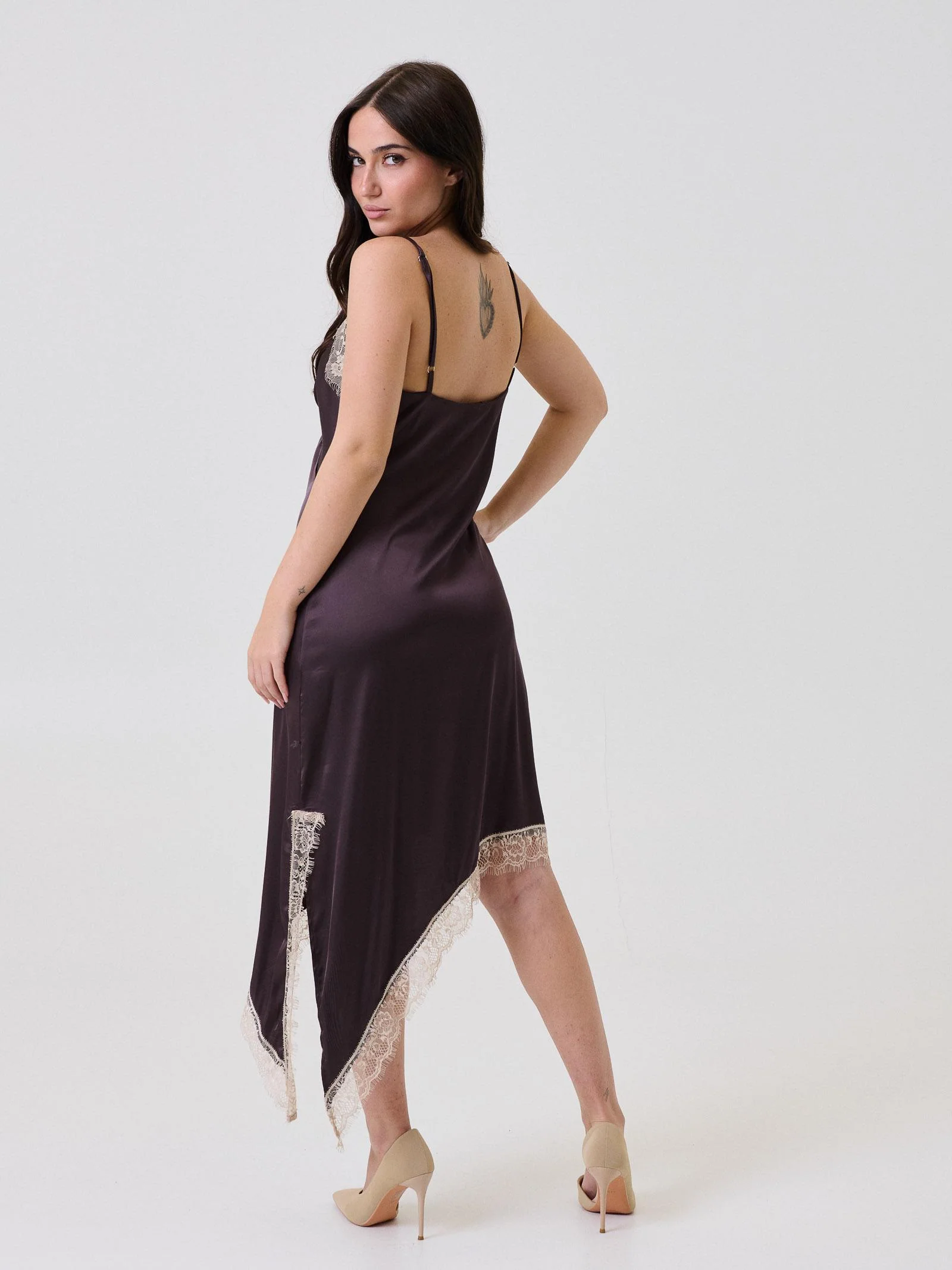 Abito in raso Vicolo vino con dettagli in pizzo beige - Image 4
