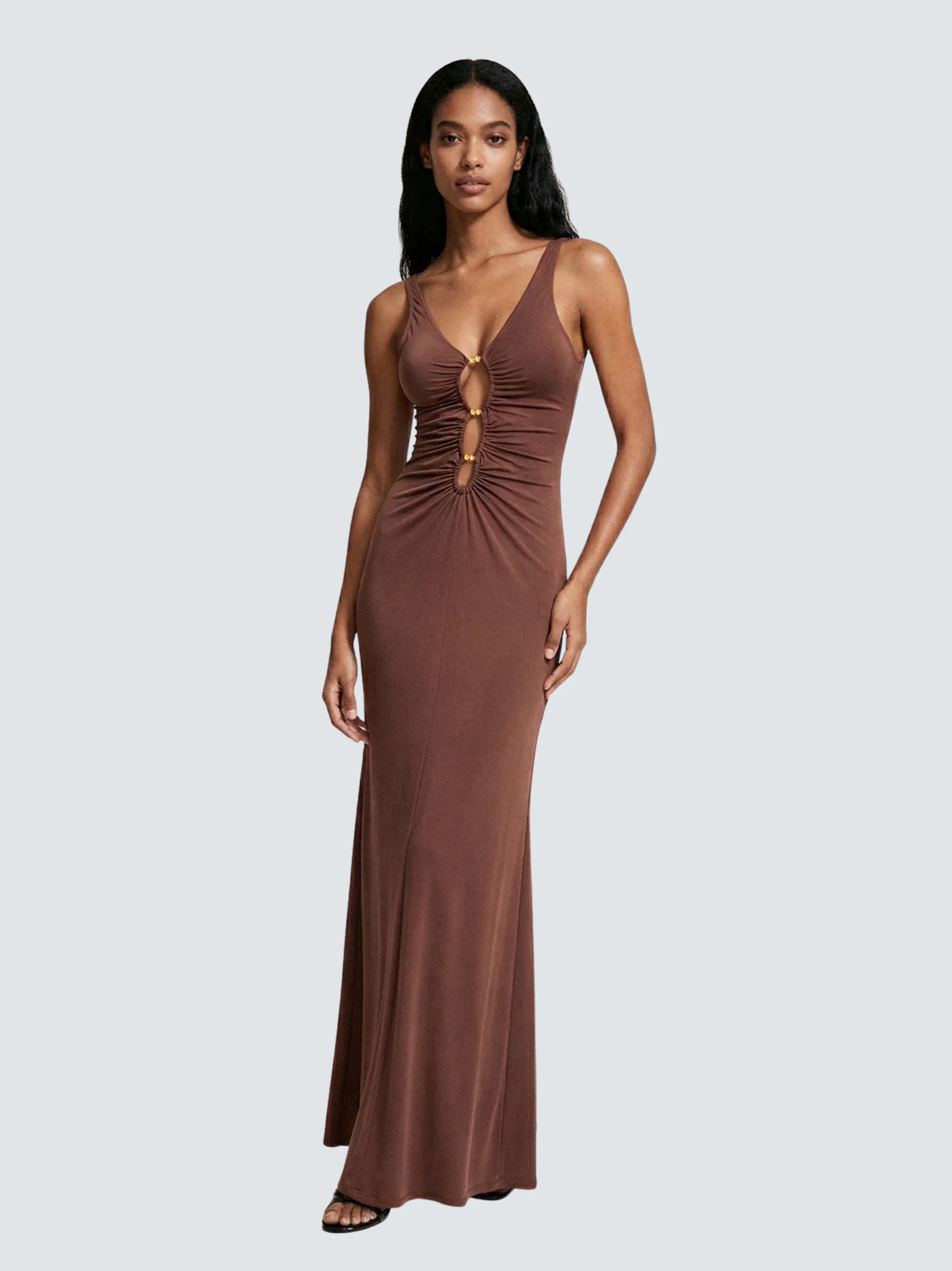 Abito lungo Me Fui marrone con taglio cut out centrale e perline