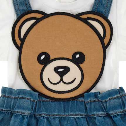 Abito salopette in denim con t-shirt Moschino blu e bianco - Image 3