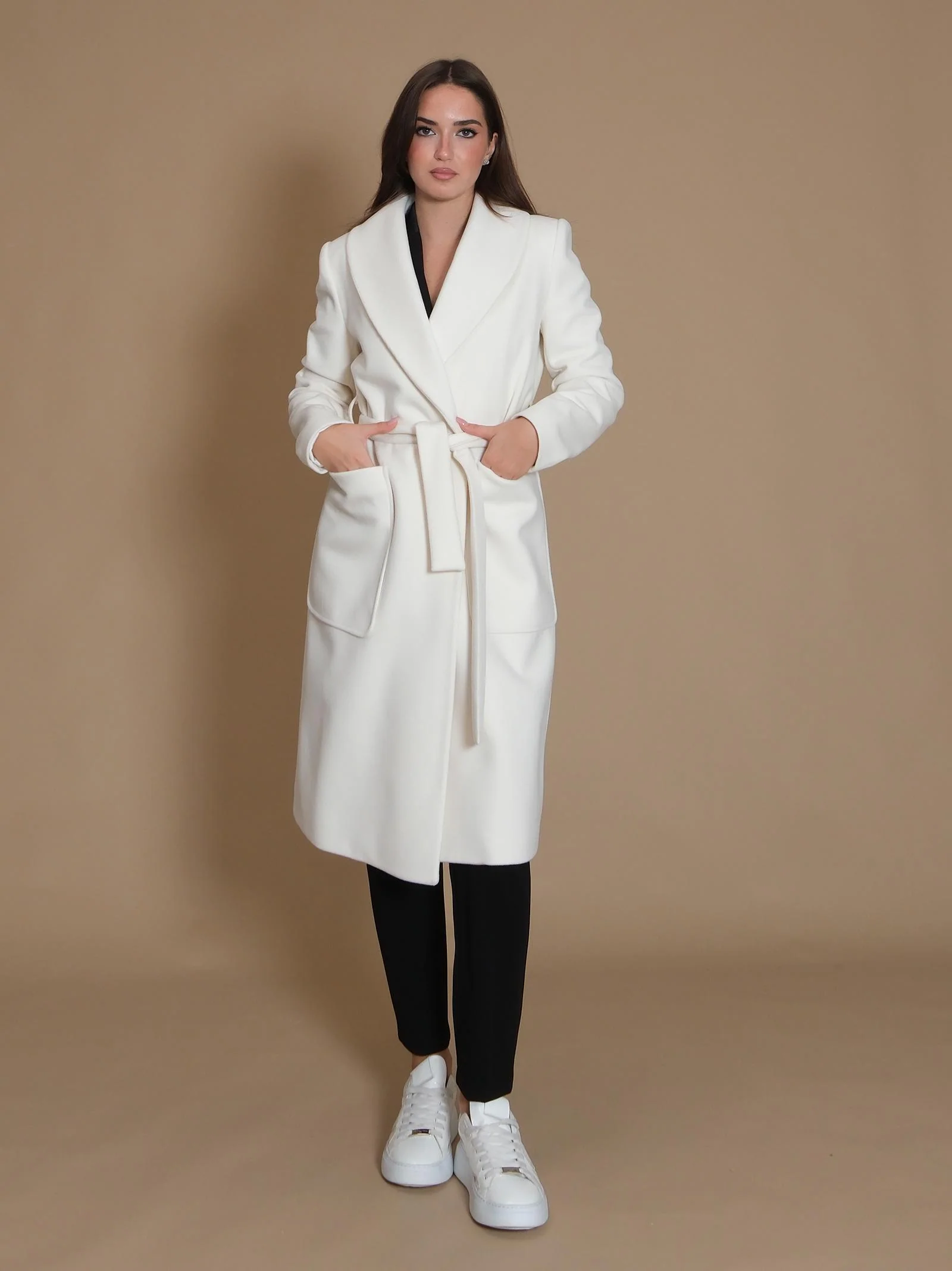 Cappotto Armoire a vestaglia con rever sciallato e tasconi panna