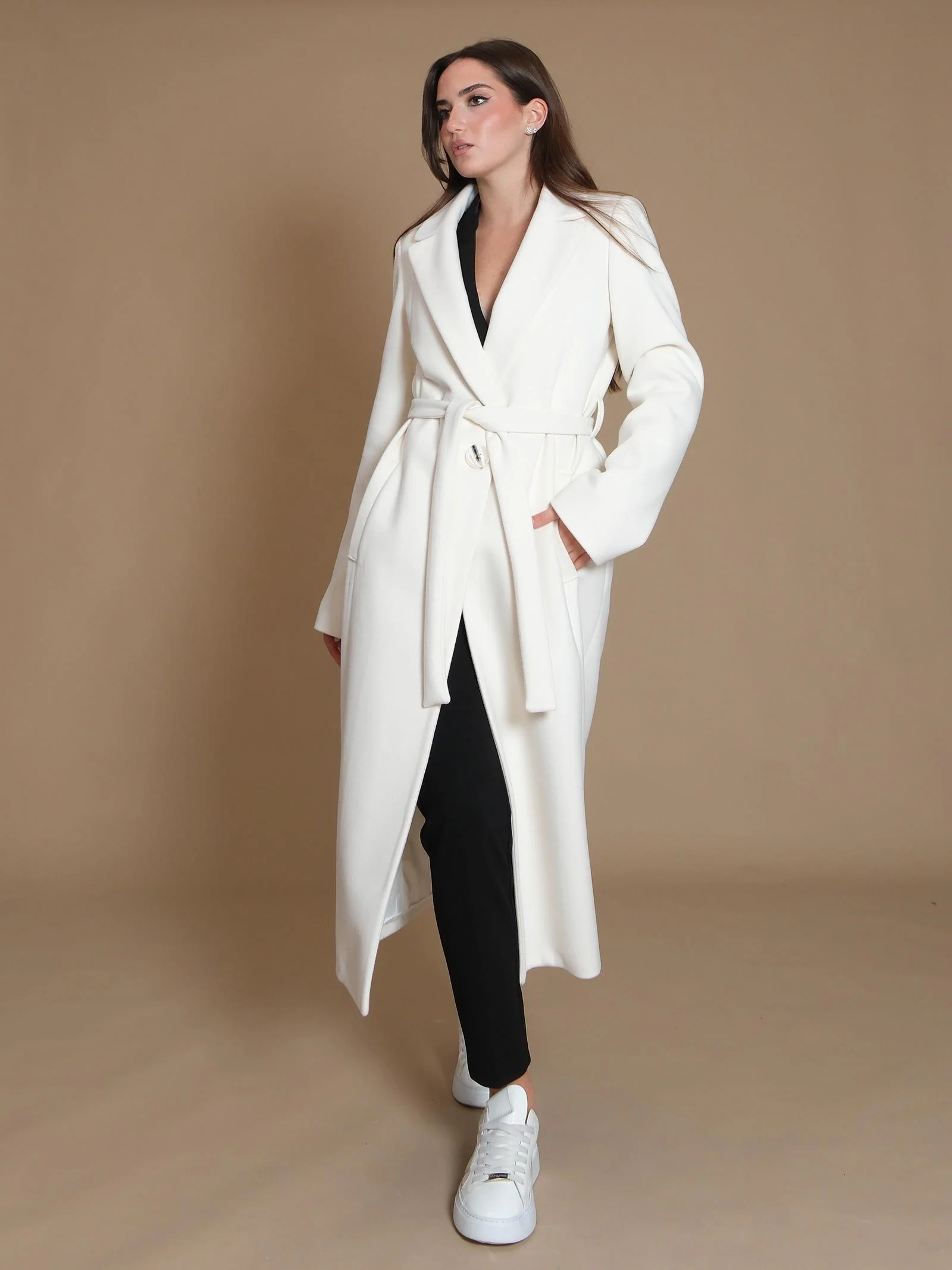 Cappotto Armoire lungo a vestaglia con tasche a filo bianco