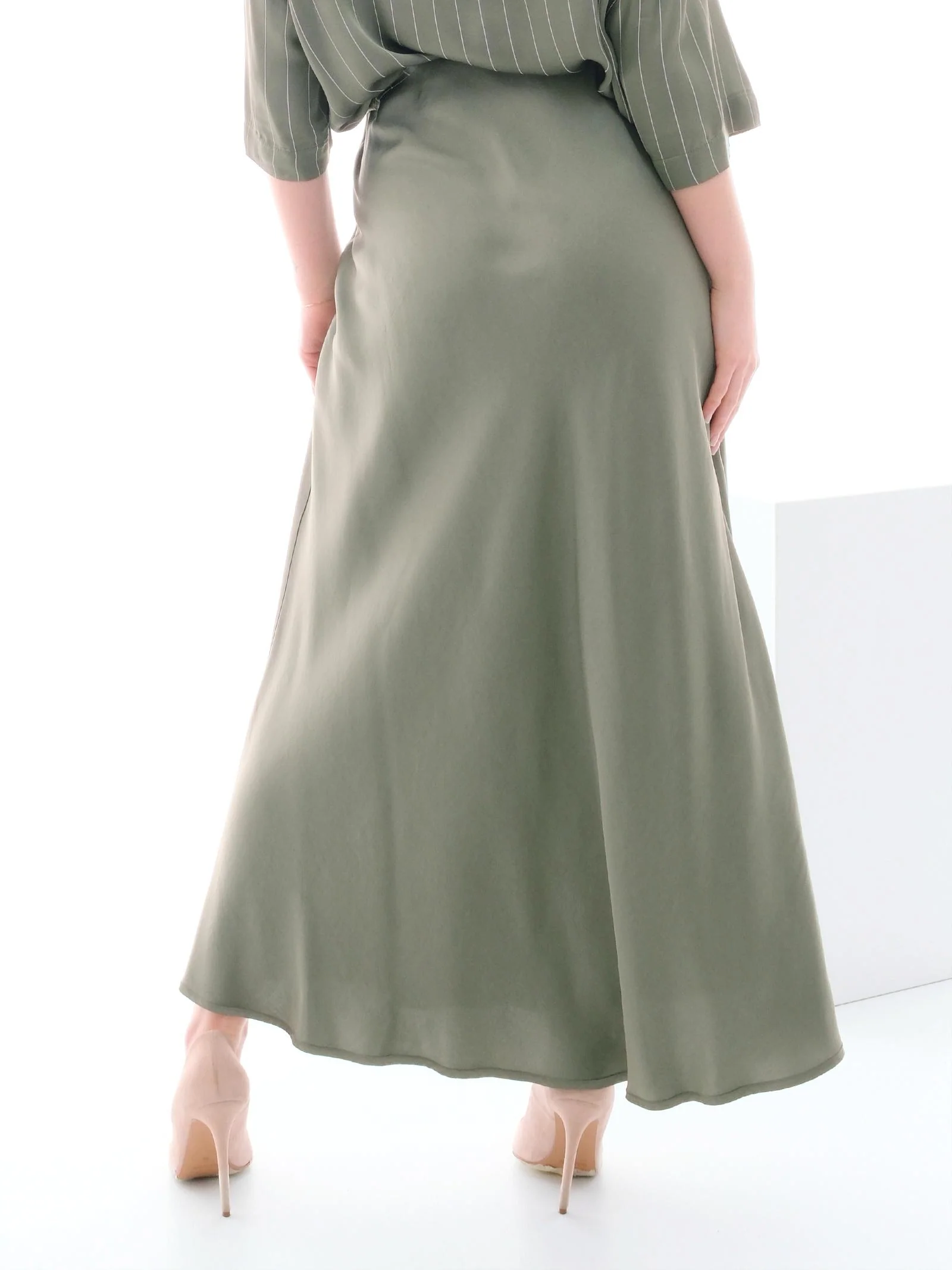 Gonna midi Armoire verde militare in raso - Image 3