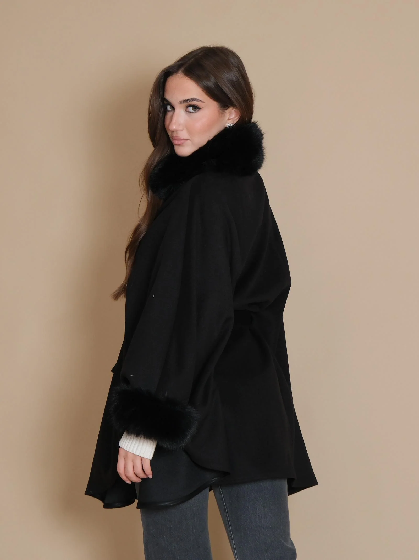 Mantella Armoire con pellicciotto al collo e maniche nera - Image 3