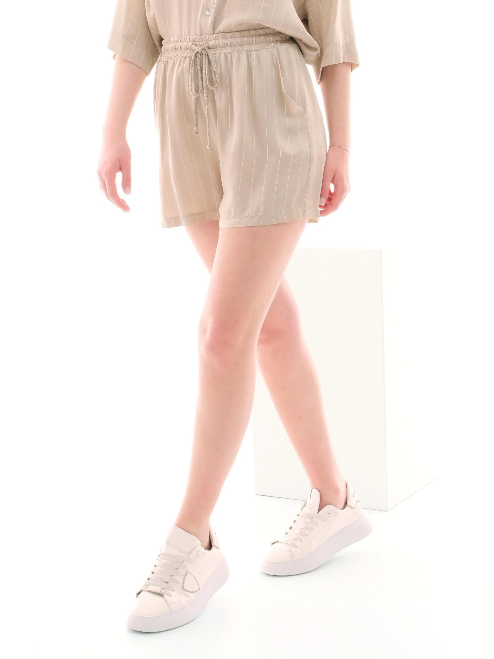 Shorts Armoire beige in raso a righe - Image 2