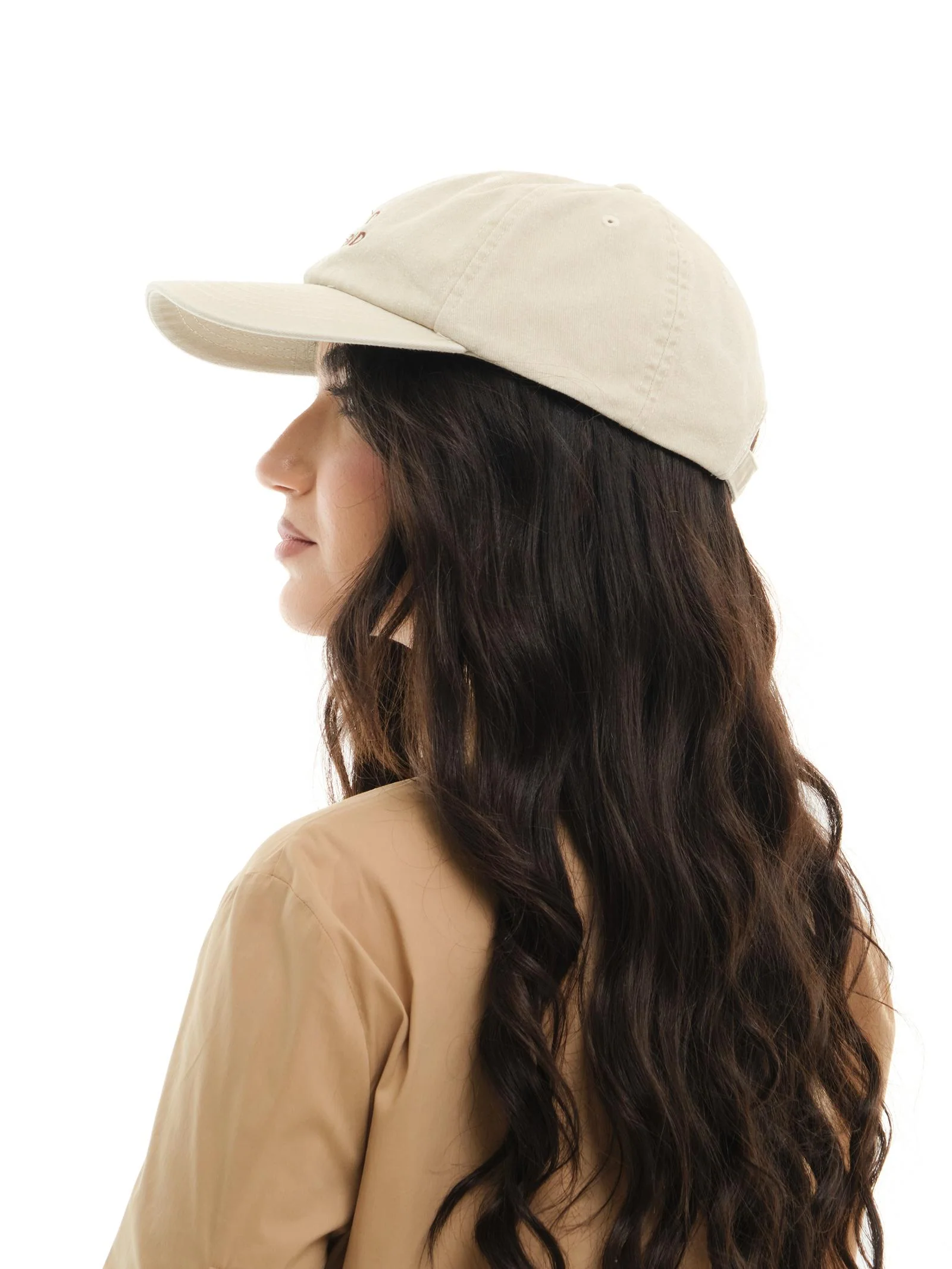 Berretto "baseball" Vicolo beige con ricami - Image 3