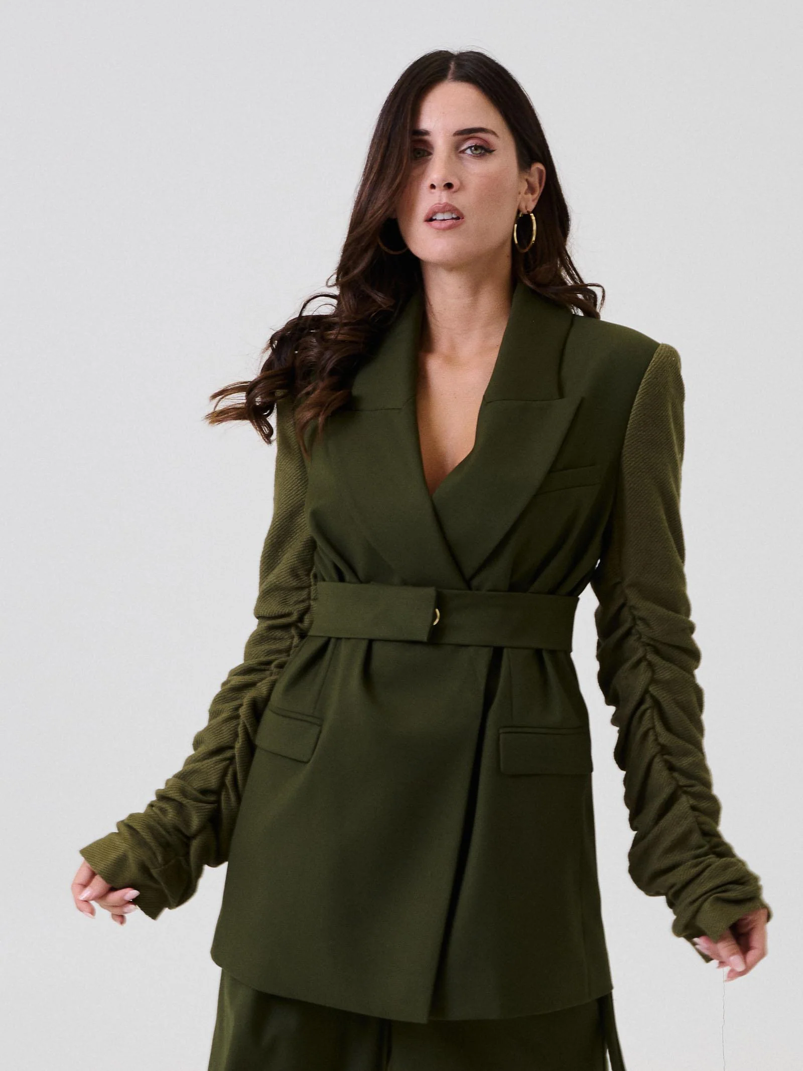 Blazer Bohemian Vì verde militare con maniche in maglia con arricciature