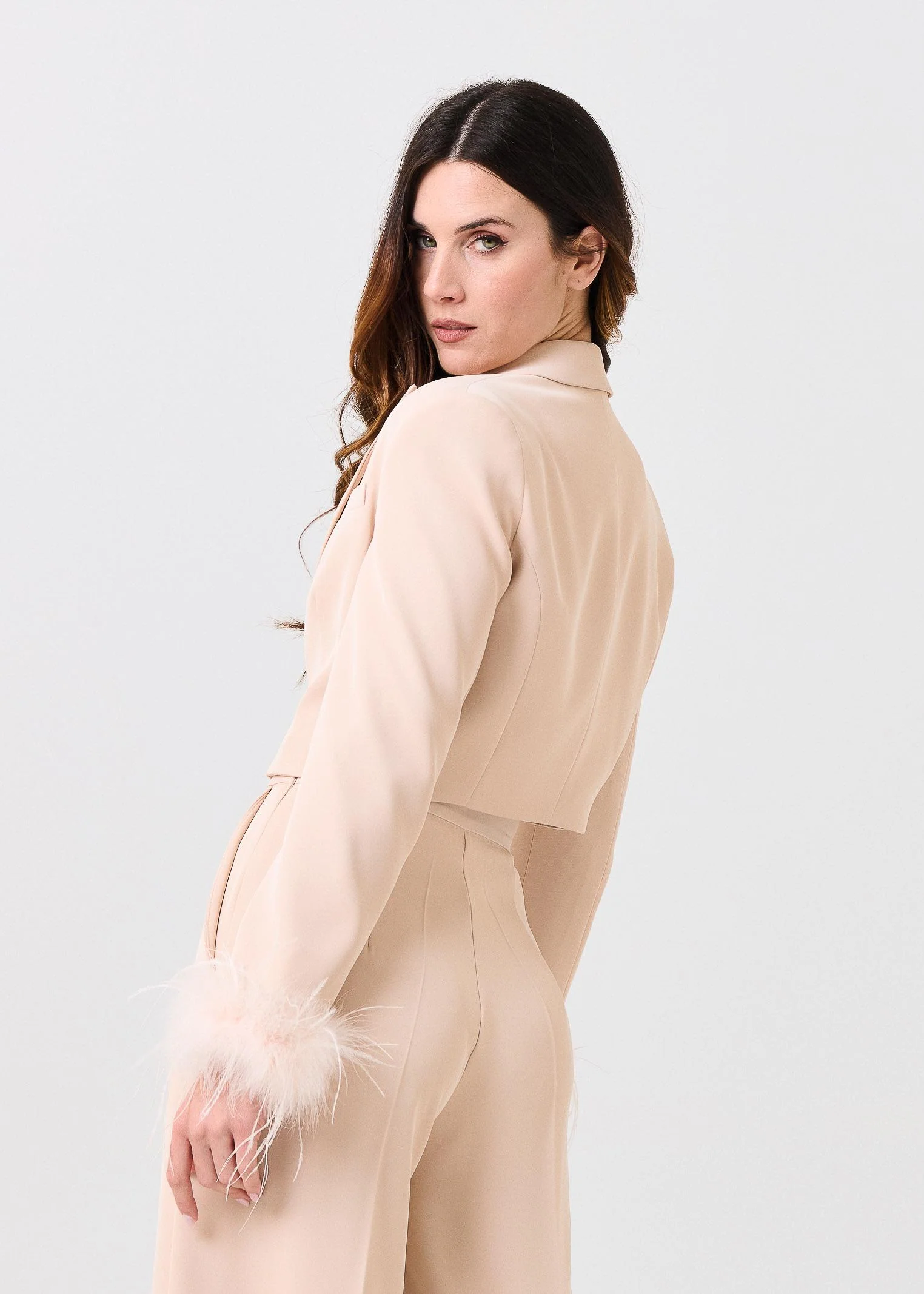 Blazer "Plume" Silence Limited sabbia cropped con piume - Image 4