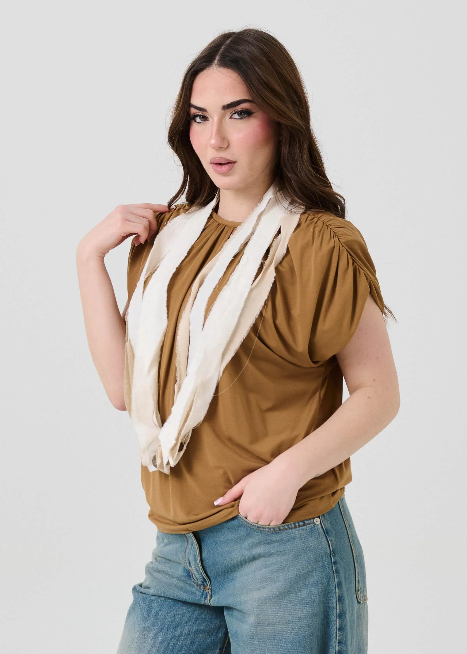 Blusa con foulard sfrangiato Souvenir caramello - Image 3