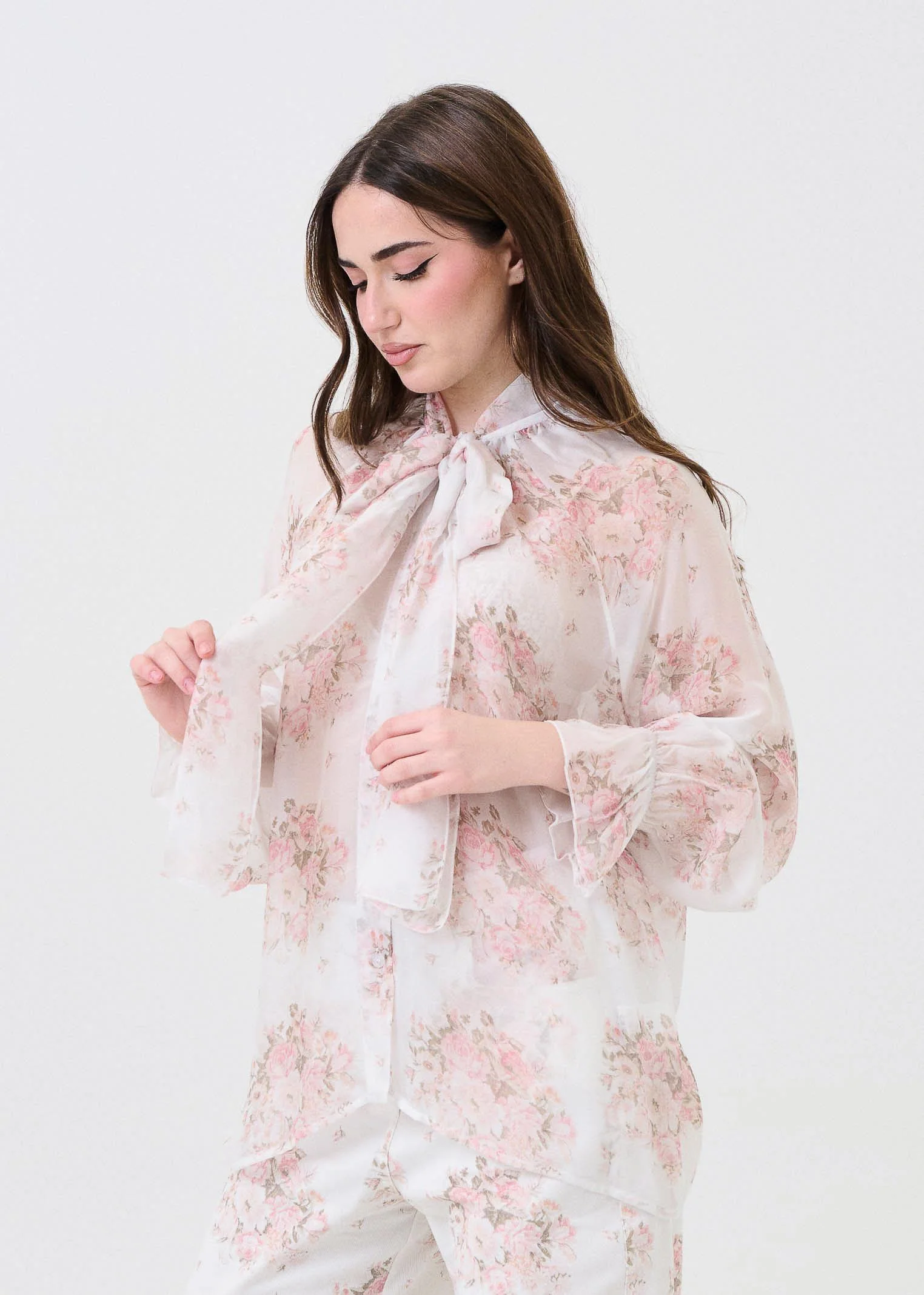 Blusa floreale Vicolo bianca con fiocco al collo - Image 2