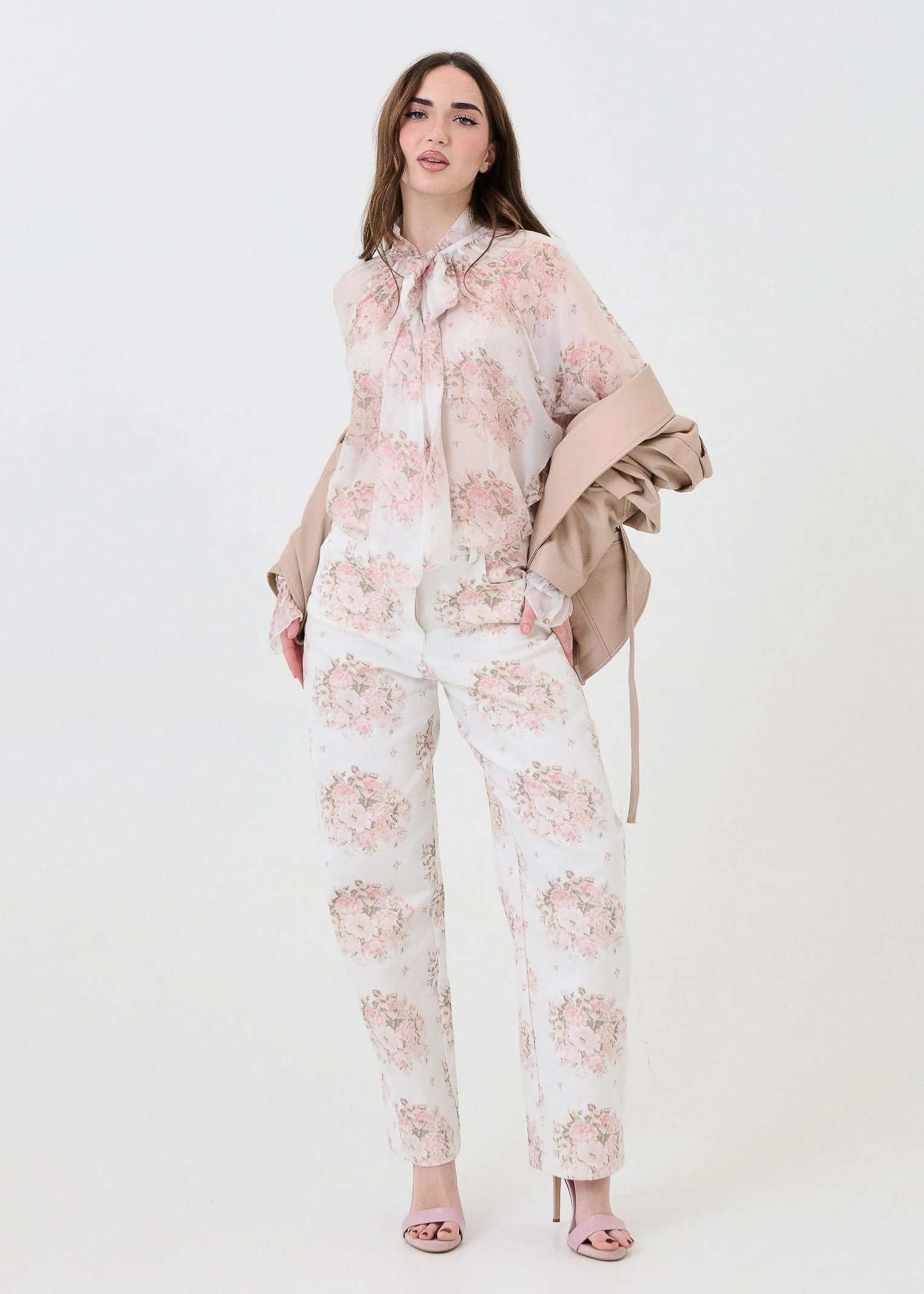 Blusa floreale Vicolo bianca con fiocco al collo - Image 4