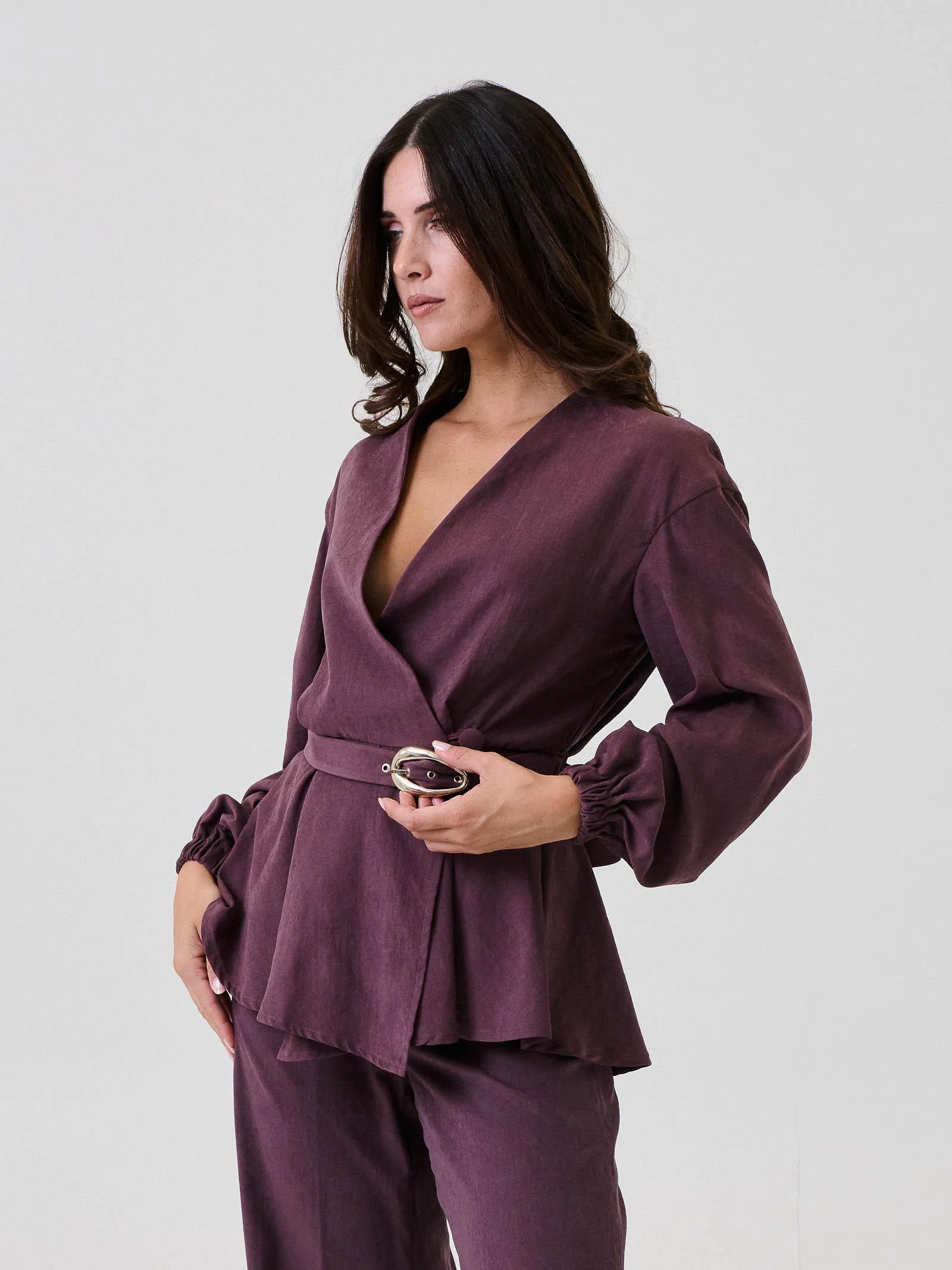 Blusa incrociata Bohemian Vì viola con bottone laterale e cintura