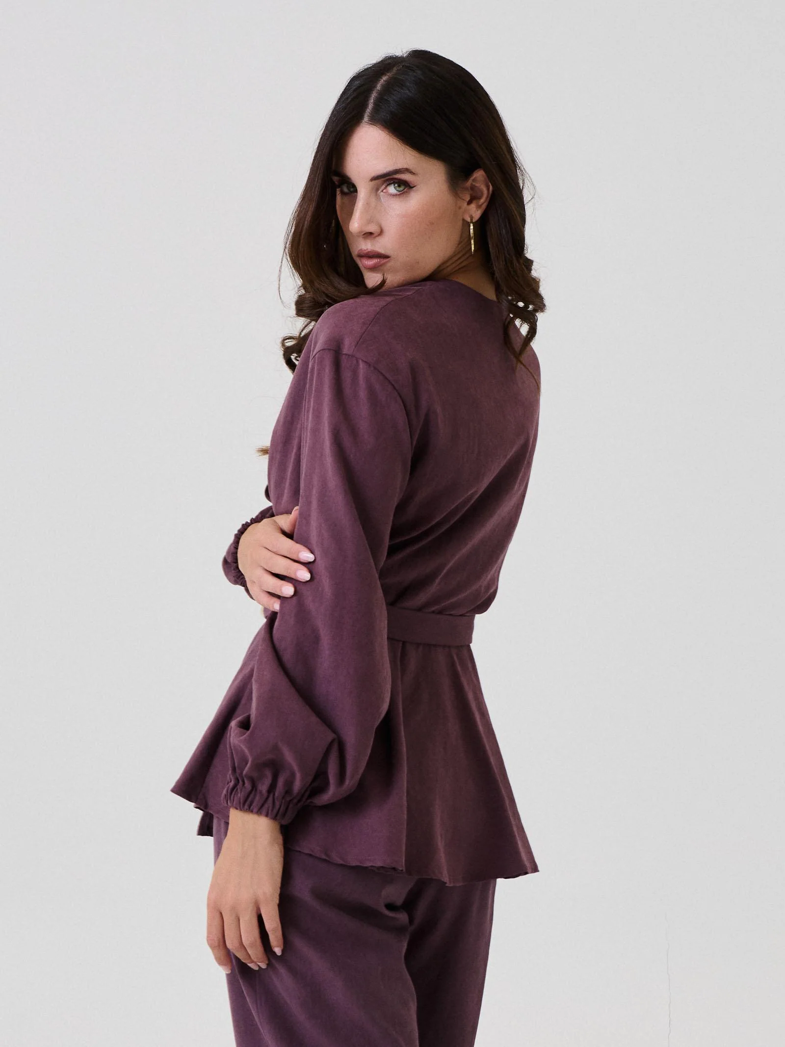Blusa incrociata Bohemian Vì viola con bottone laterale e cintura - Image 4