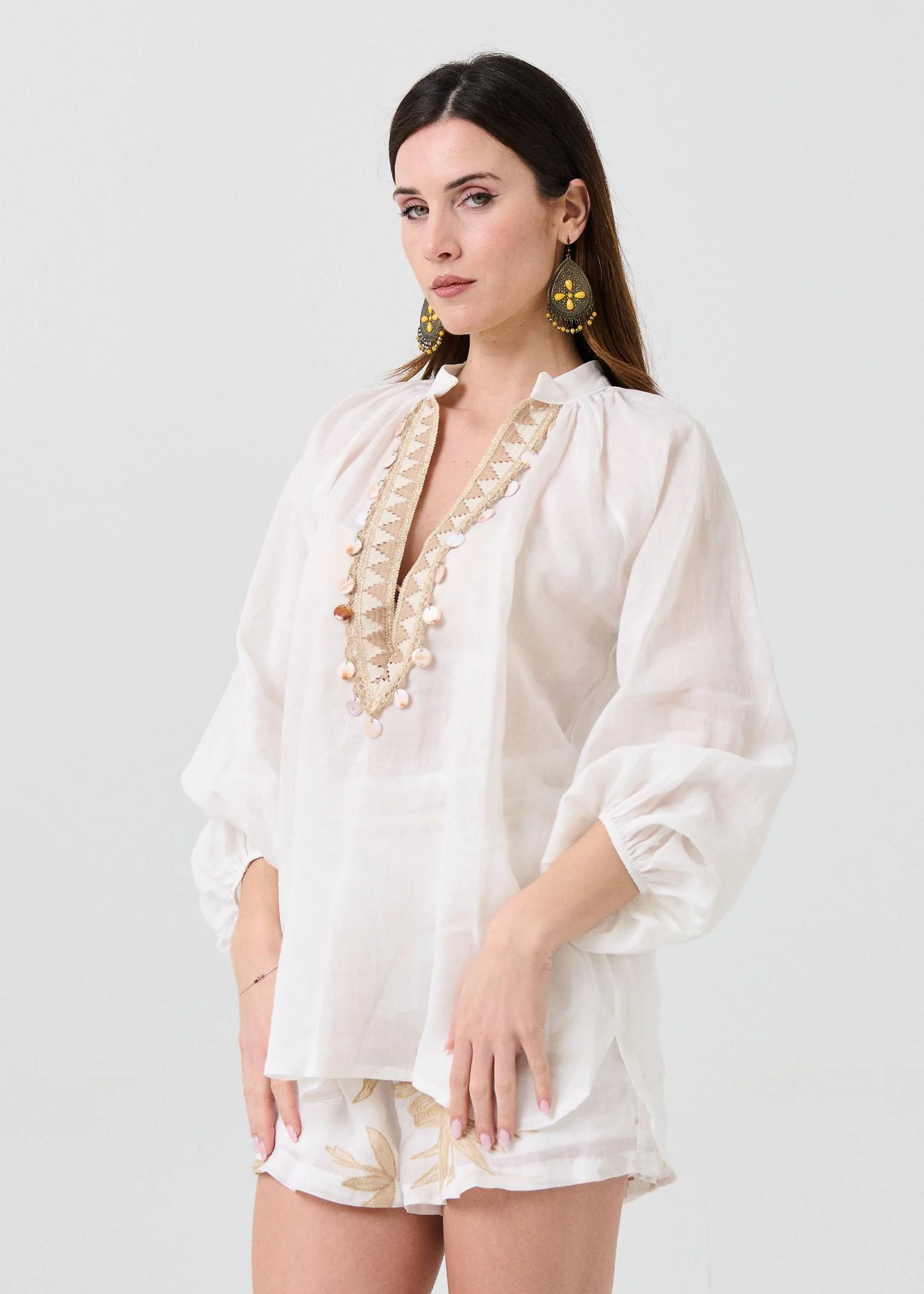 Blusa Pho Firenze bianca con scollo a V con ricami e conchiglie - Image 2