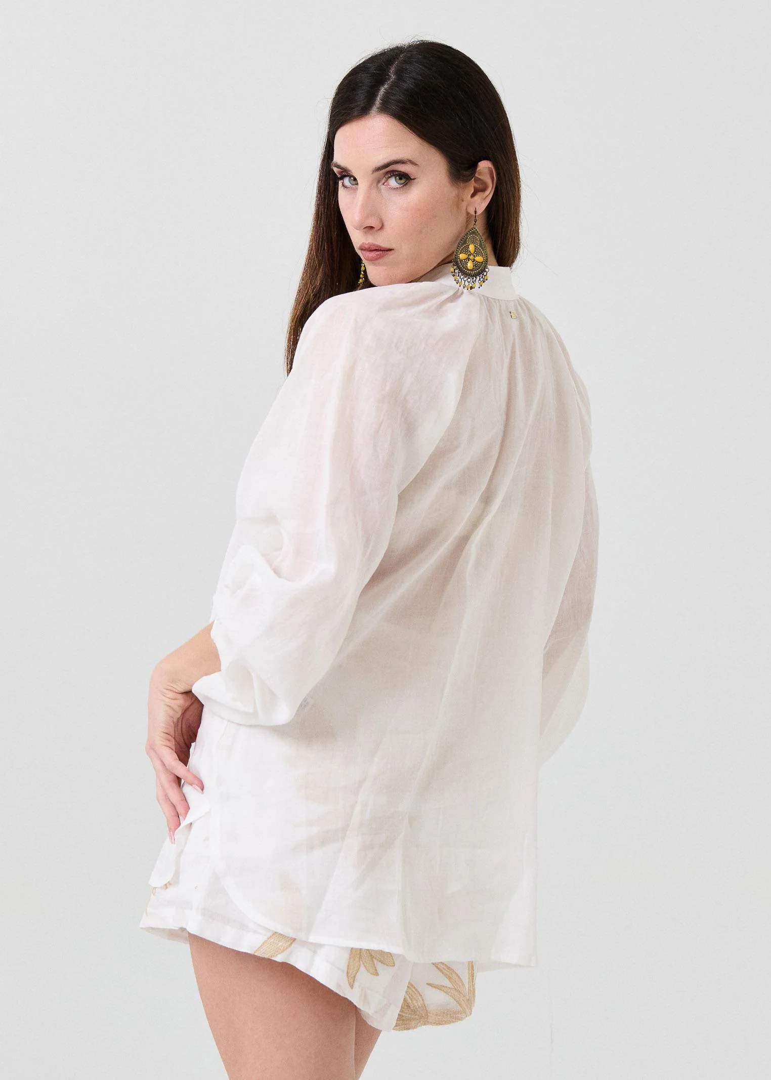 Blusa Pho Firenze bianca con scollo a V con ricami e conchiglie - Image 3