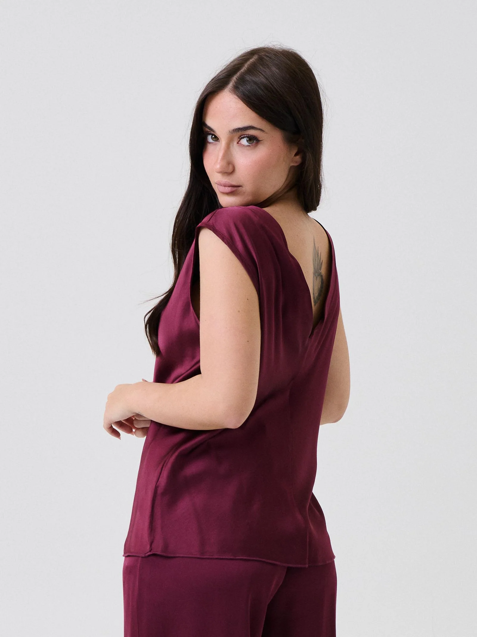 Bluse satinata Armoire beige con scollo morbido - Image 3