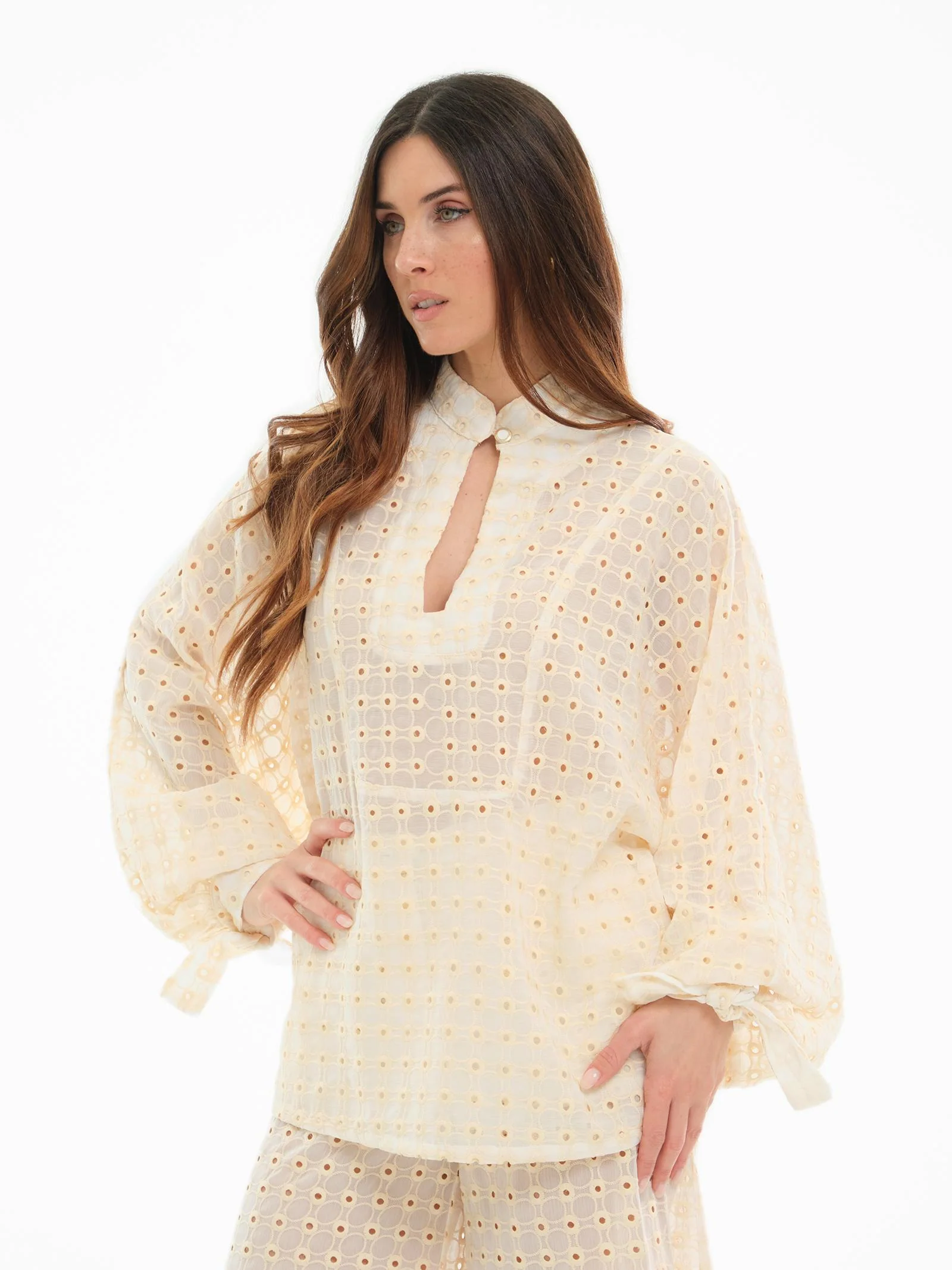 Camicia Bohemian Vì crema traforato con motivo a cerchio e polsini con nodo - Image 2