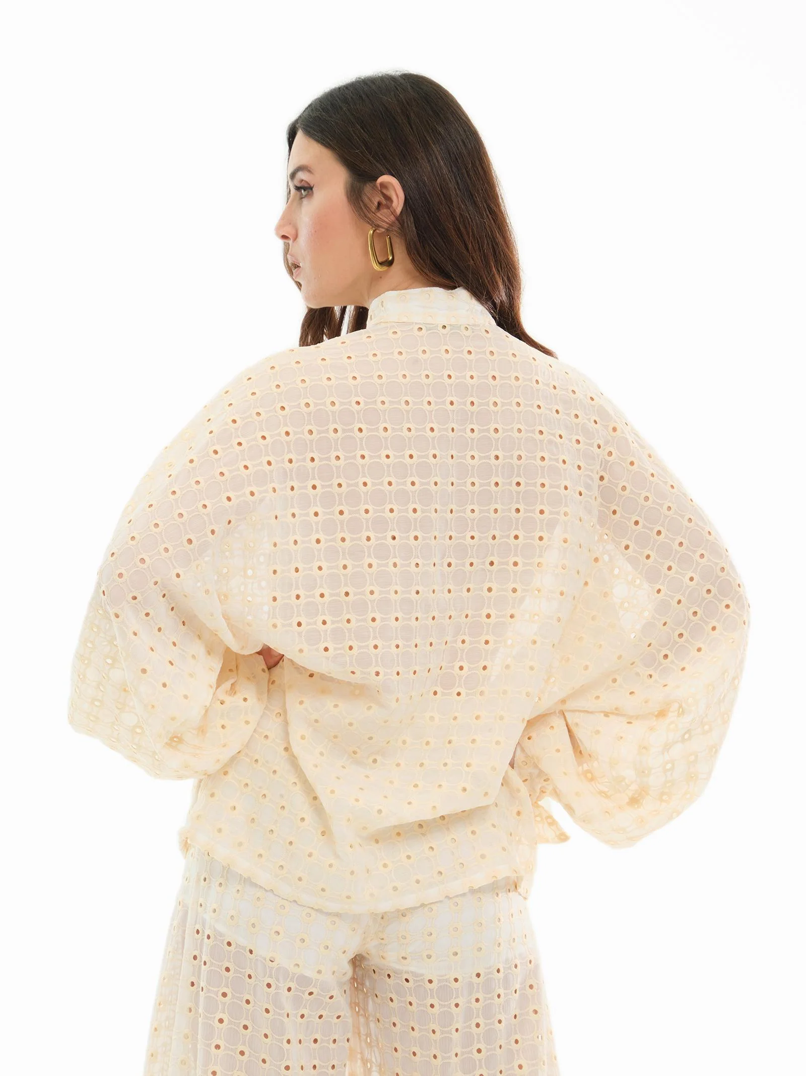 Camicia Bohemian Vì crema traforato con motivo a cerchio e polsini con nodo - Image 3