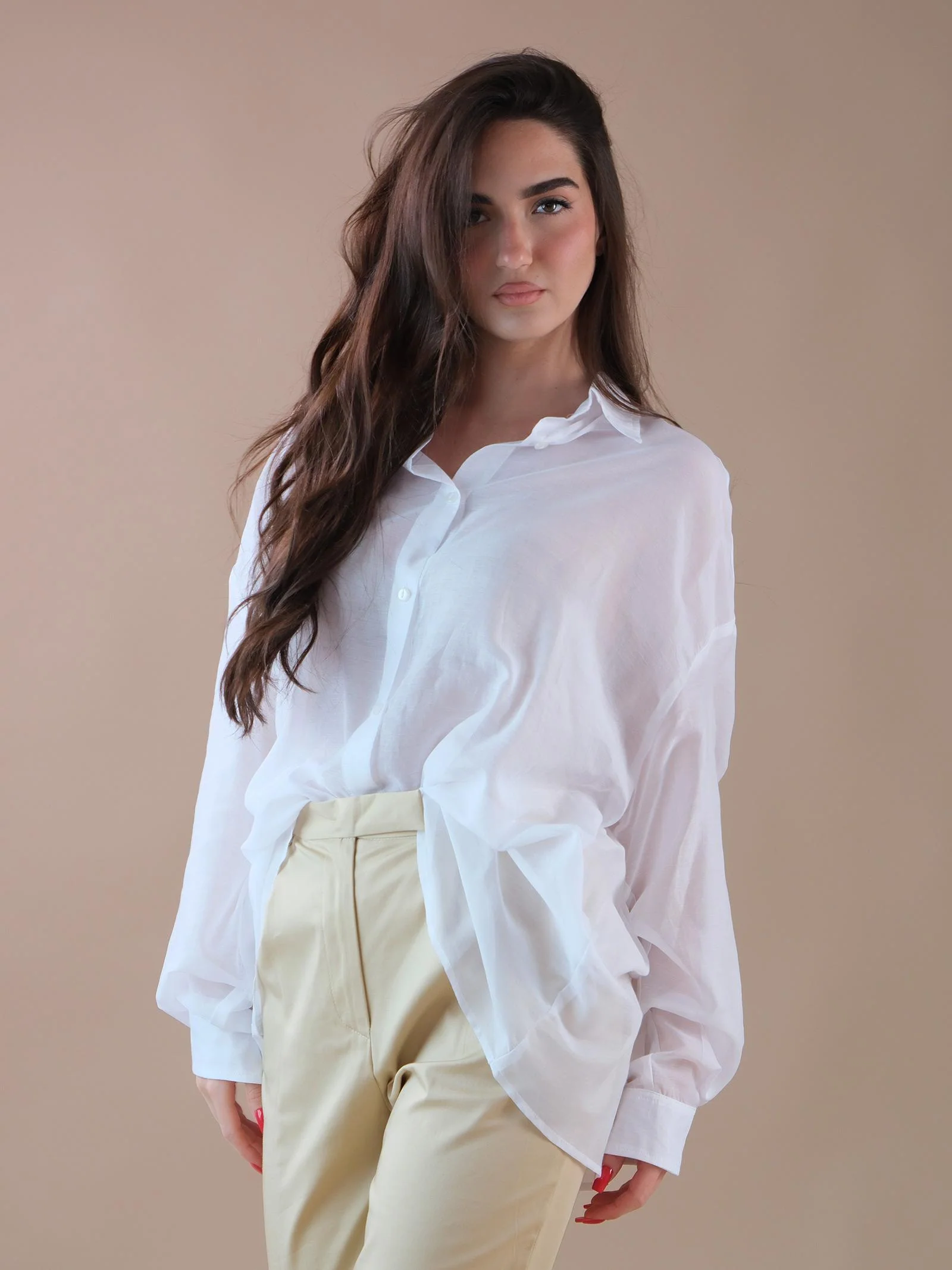 Camicia over bianca velata in misto cotone e seta - Image 2