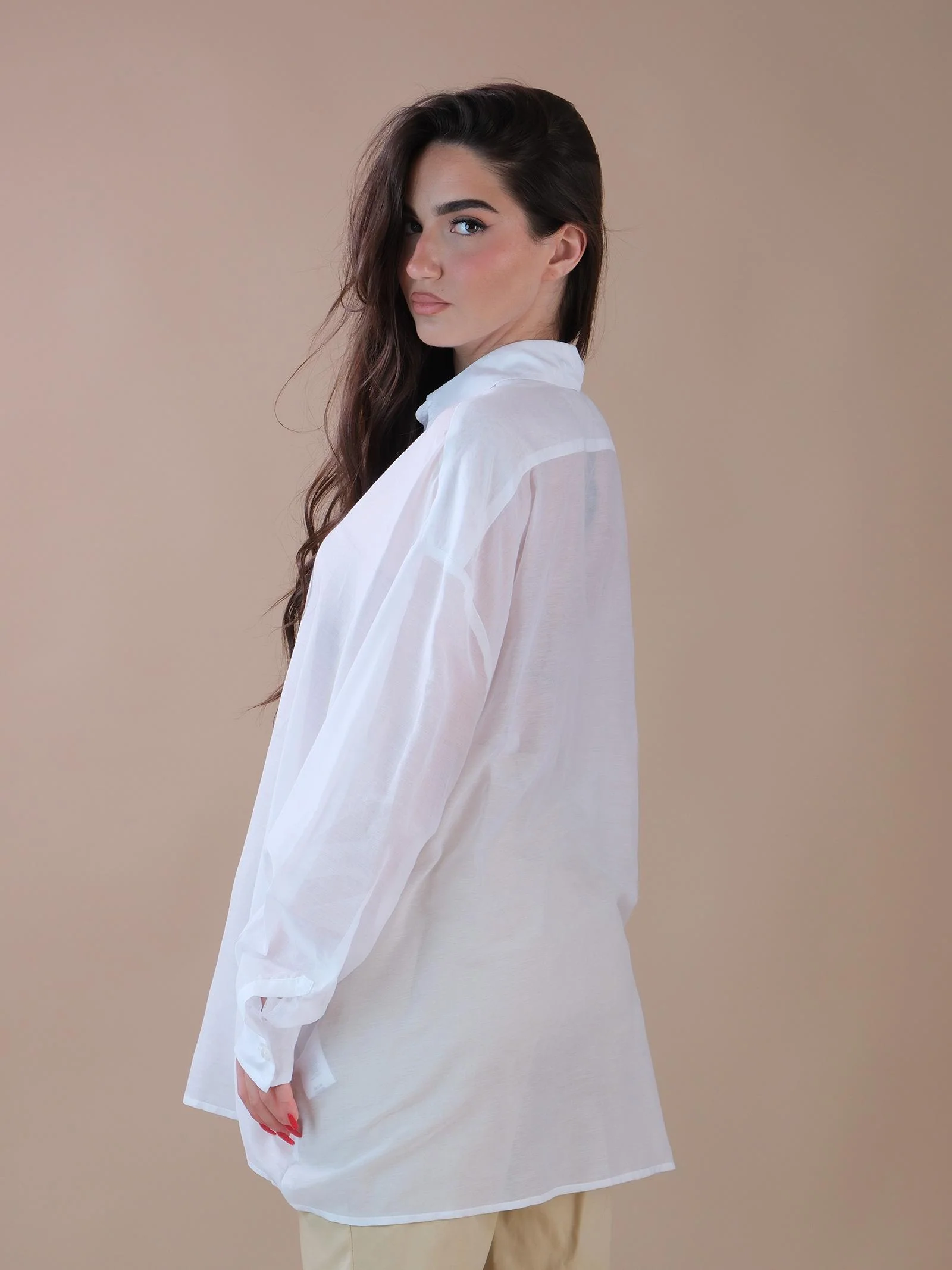 Camicia over bianca velata in misto cotone e seta - Image 3