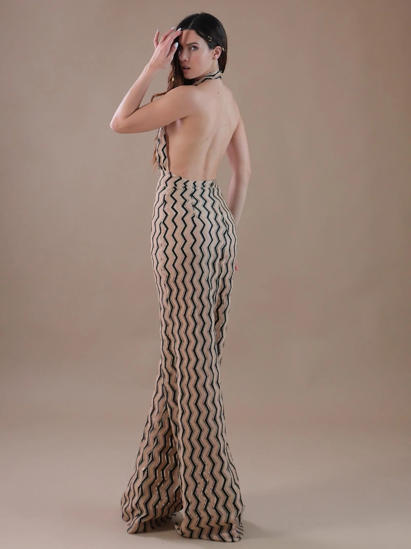 Jumpsuit beige con intreccio sul davanti - Image 3