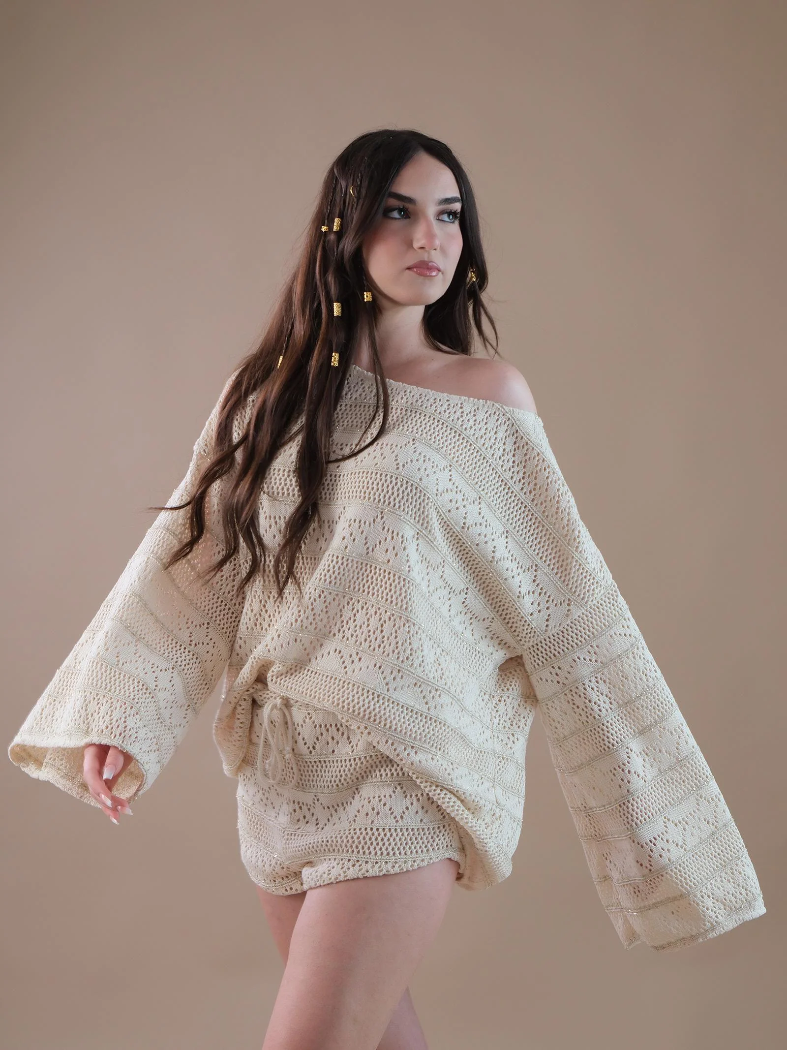 Maglia over beige traforata con lurex oro - Image 2