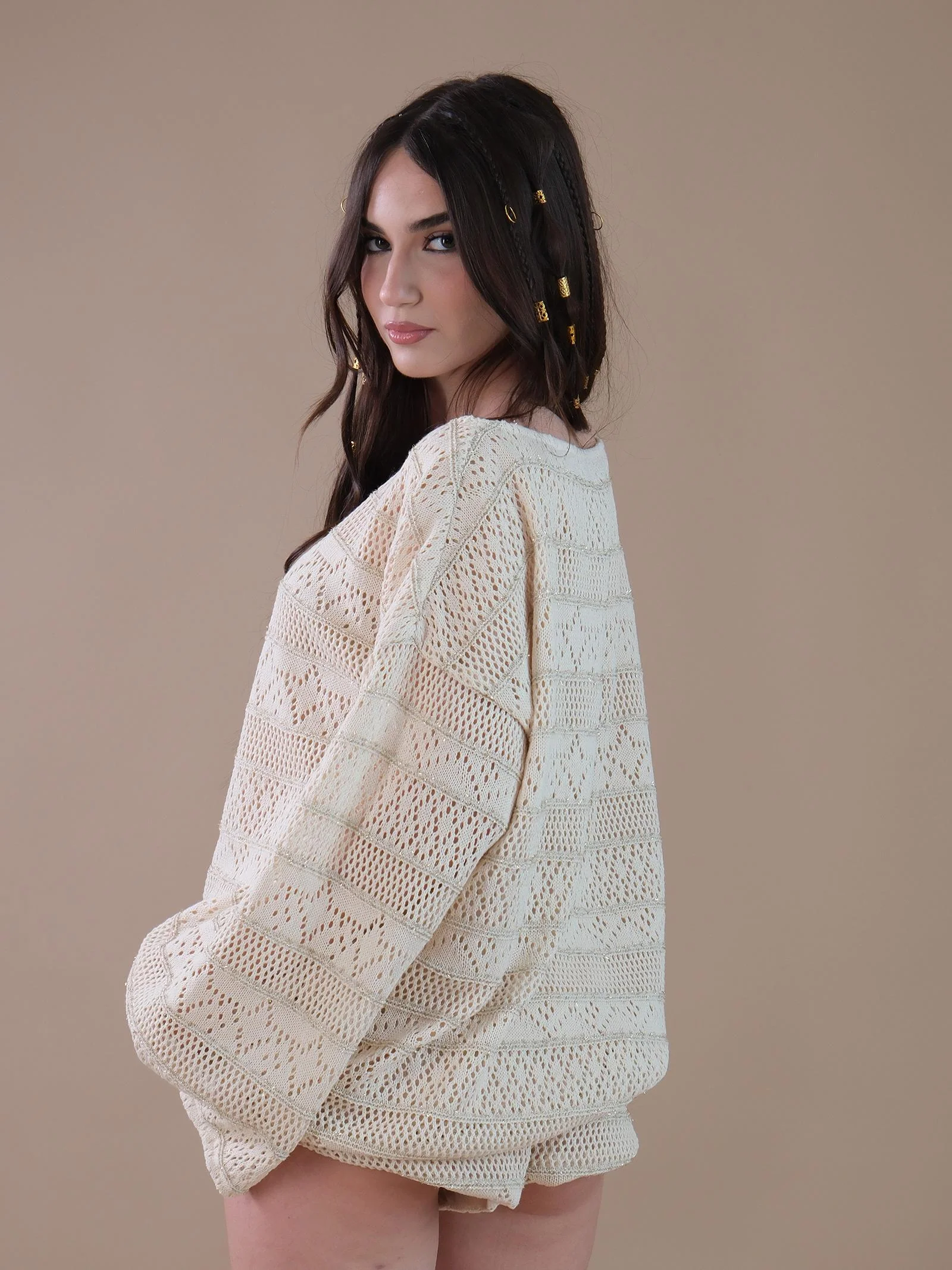 Maglia over beige traforata con lurex oro - Image 3