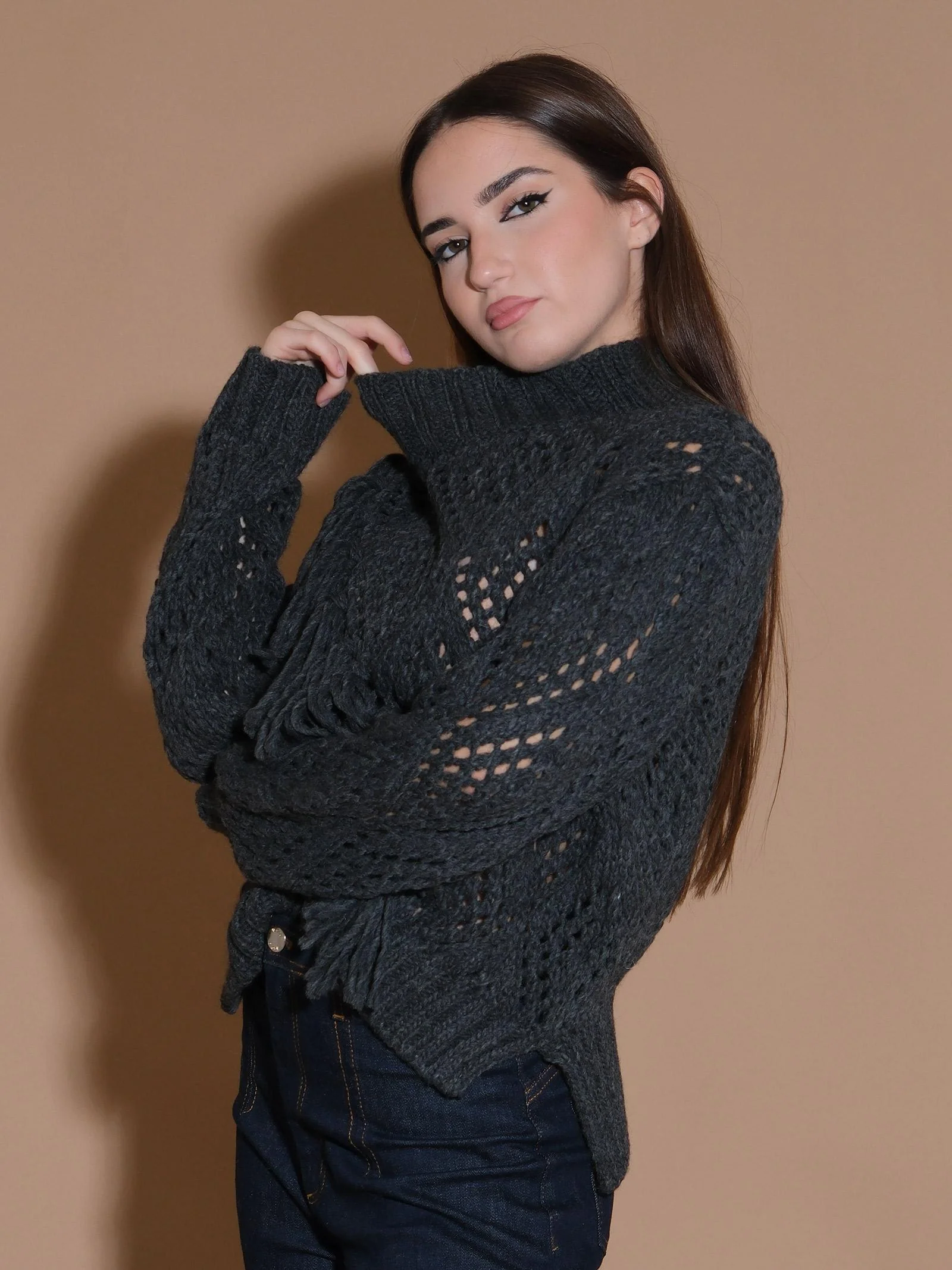 Maglione antracite forato con nappe trasversali - Image 2