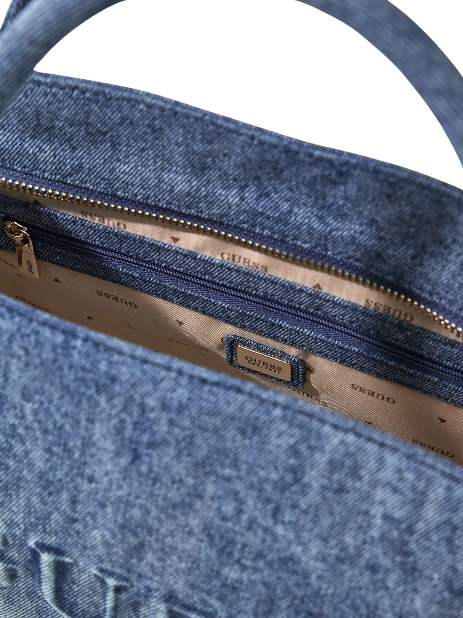 Borsa Guess in denim con logo in rilievo - Image 3