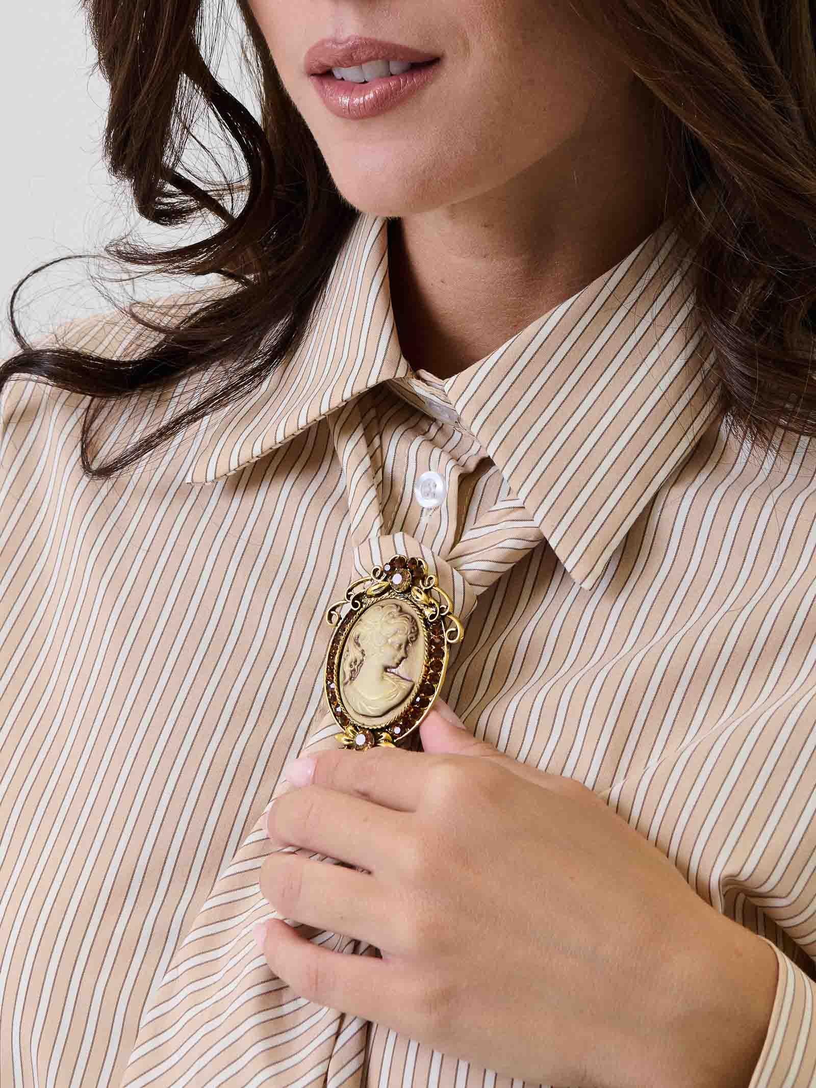 Camicia a righe Vicolo beige con maxi fiocco e dettaglio spilla - Image 3