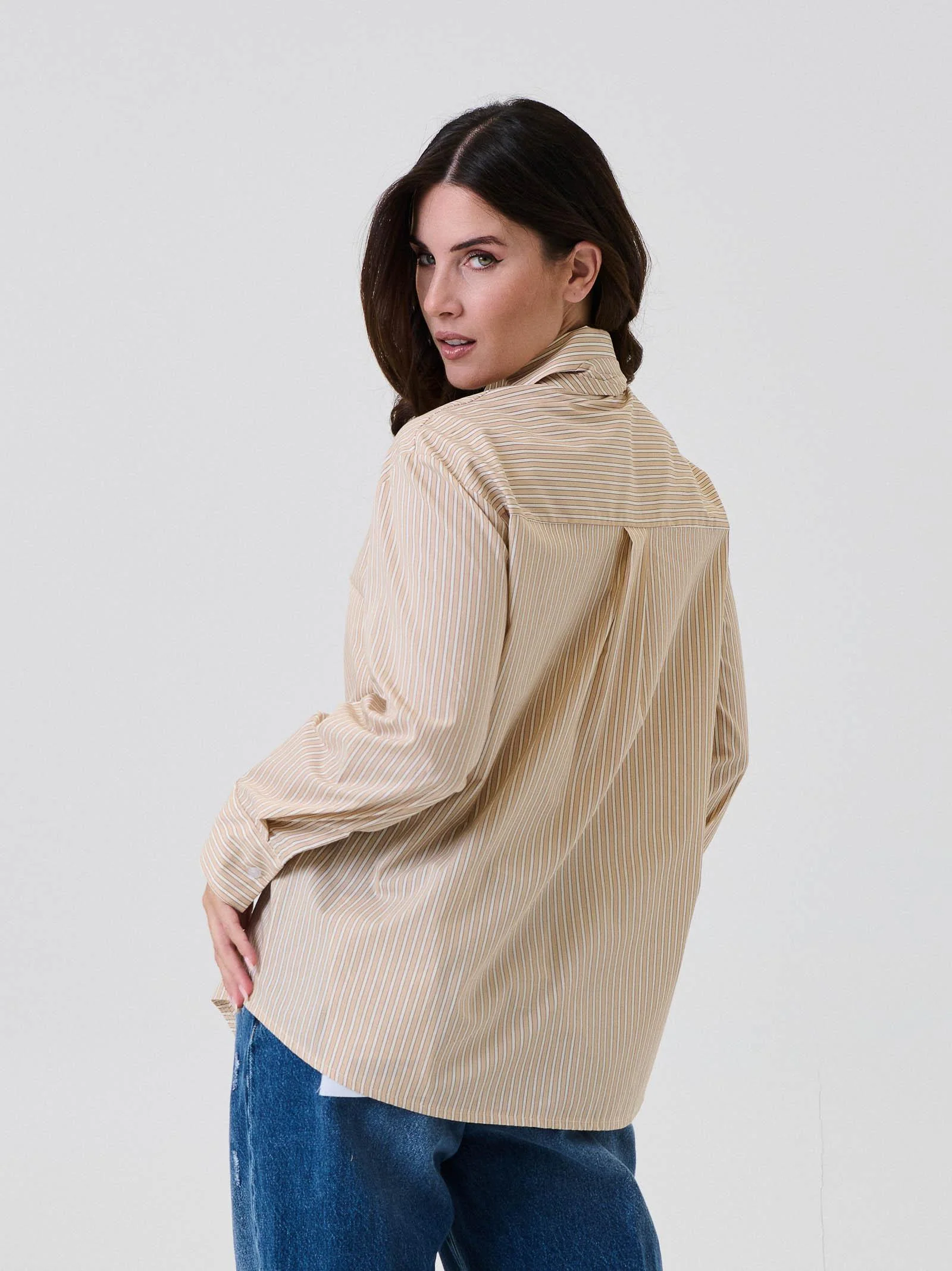 Camicia a righe Vicolo beige con maxi fiocco e dettaglio spilla - Image 4