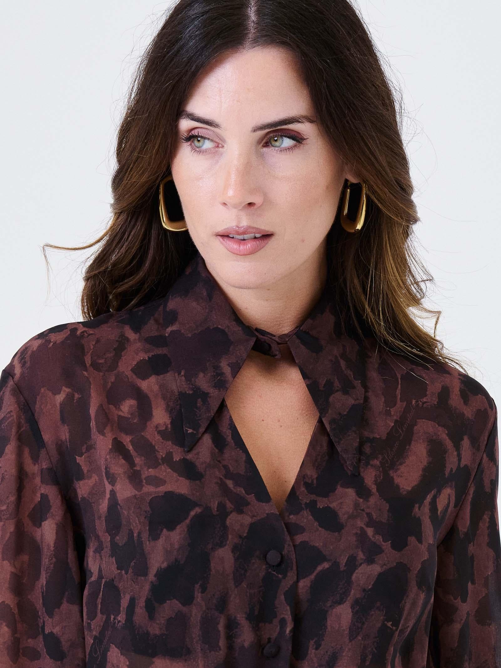 Camicia animalier Silence Limited marrone con taglio cut-out - Image 3