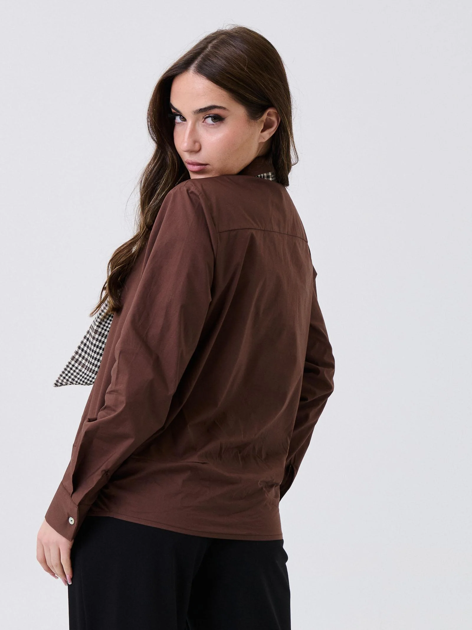 Camicia Armoire moro con cravatta fantasia check - Image 3
