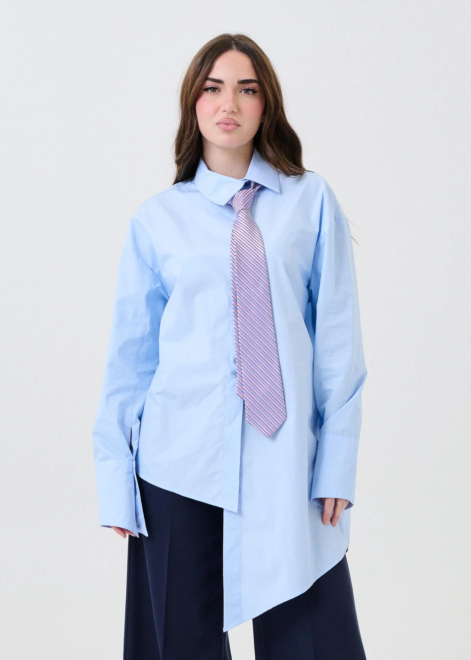 Camicia con cravatta Vicolo azzurra con fondo asimmetrico
