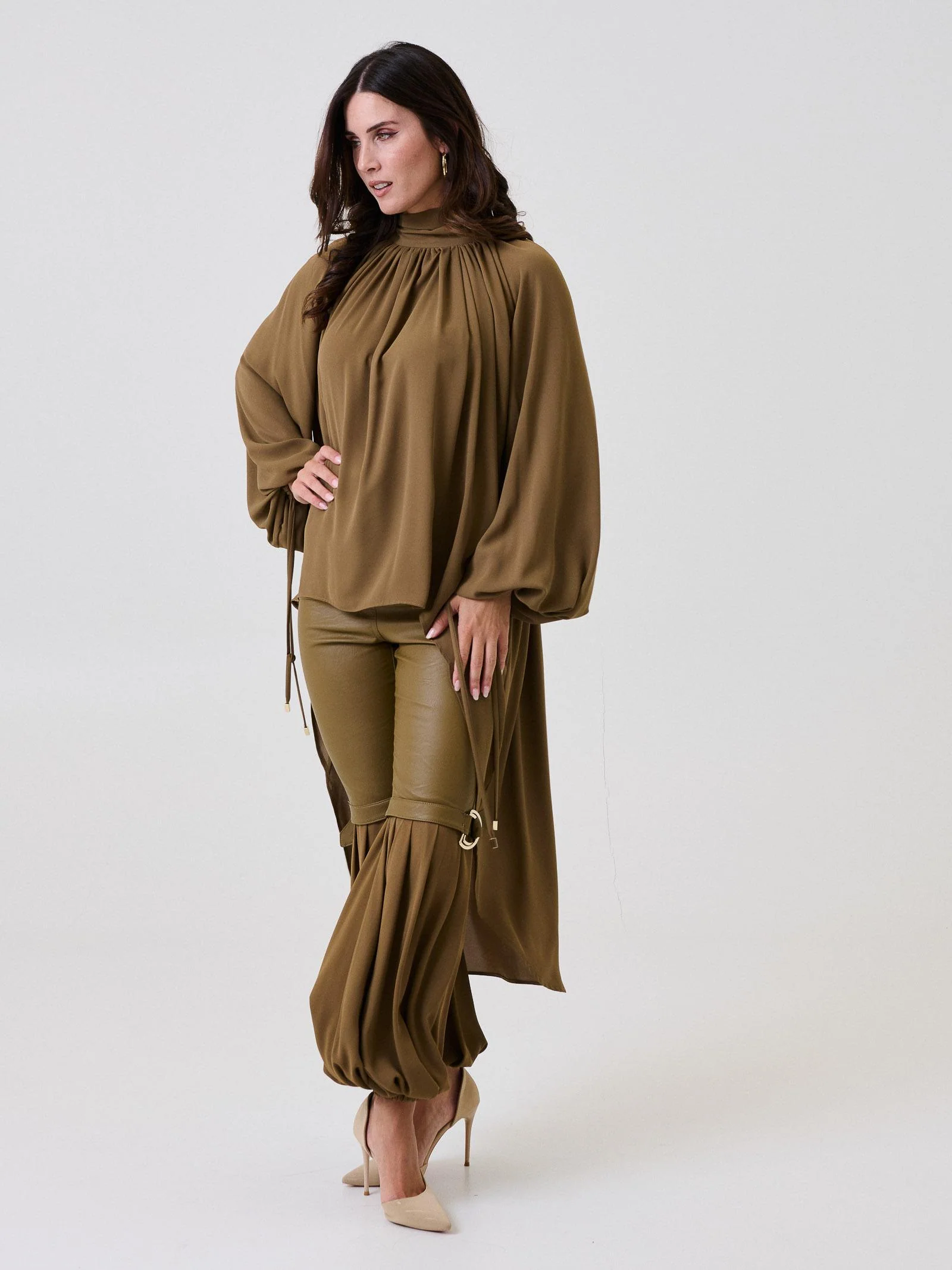 Camicia con drappeggio asimmetrico Bohemian Vì verde militare - Image 3