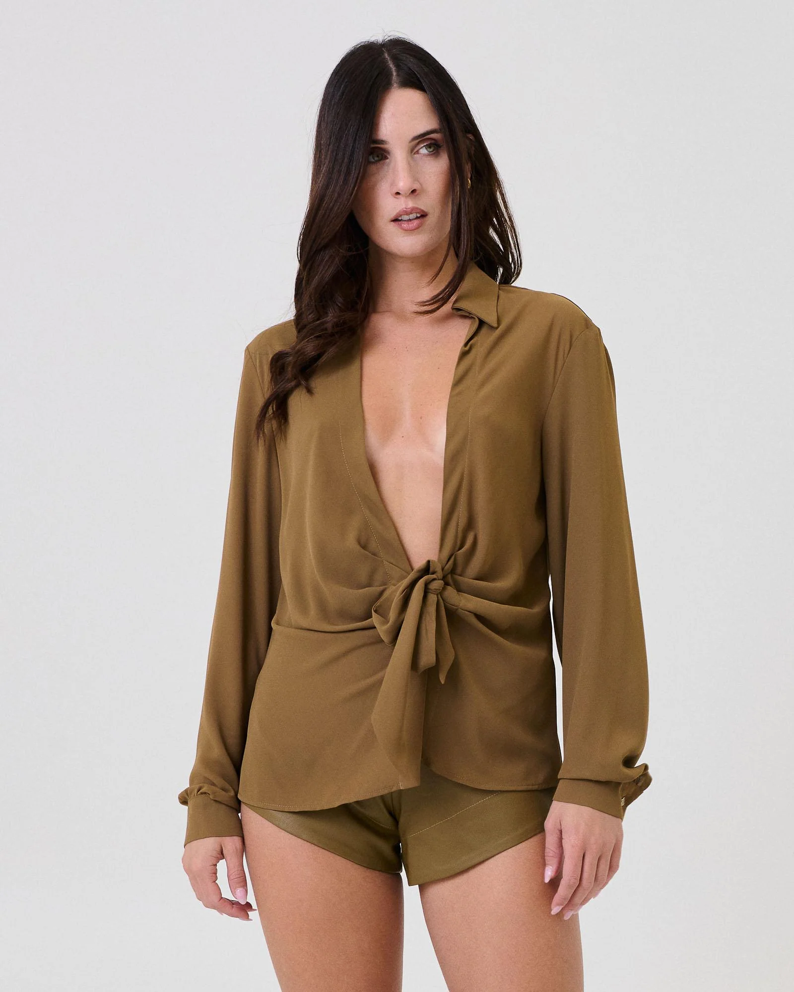 Camicia con scollo profondo e drappeggio Bohemian Vì verde militare