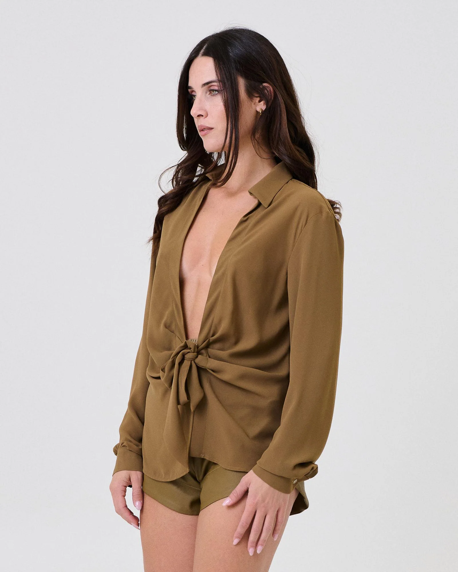 Camicia con scollo profondo e drappeggio Bohemian Vì verde militare - Image 2