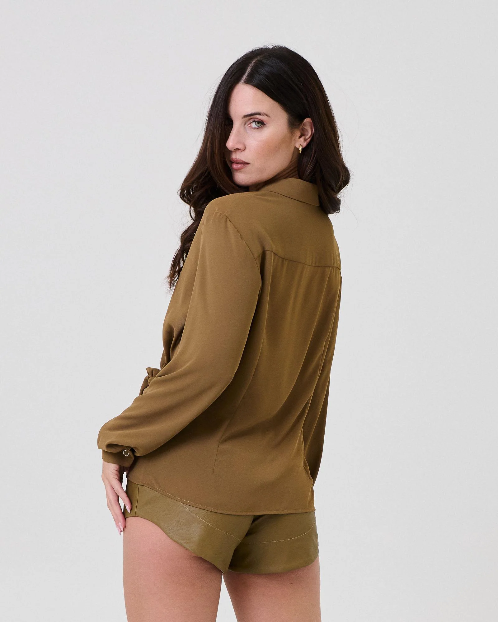 Camicia con scollo profondo e drappeggio Bohemian Vì verde militare - Image 4