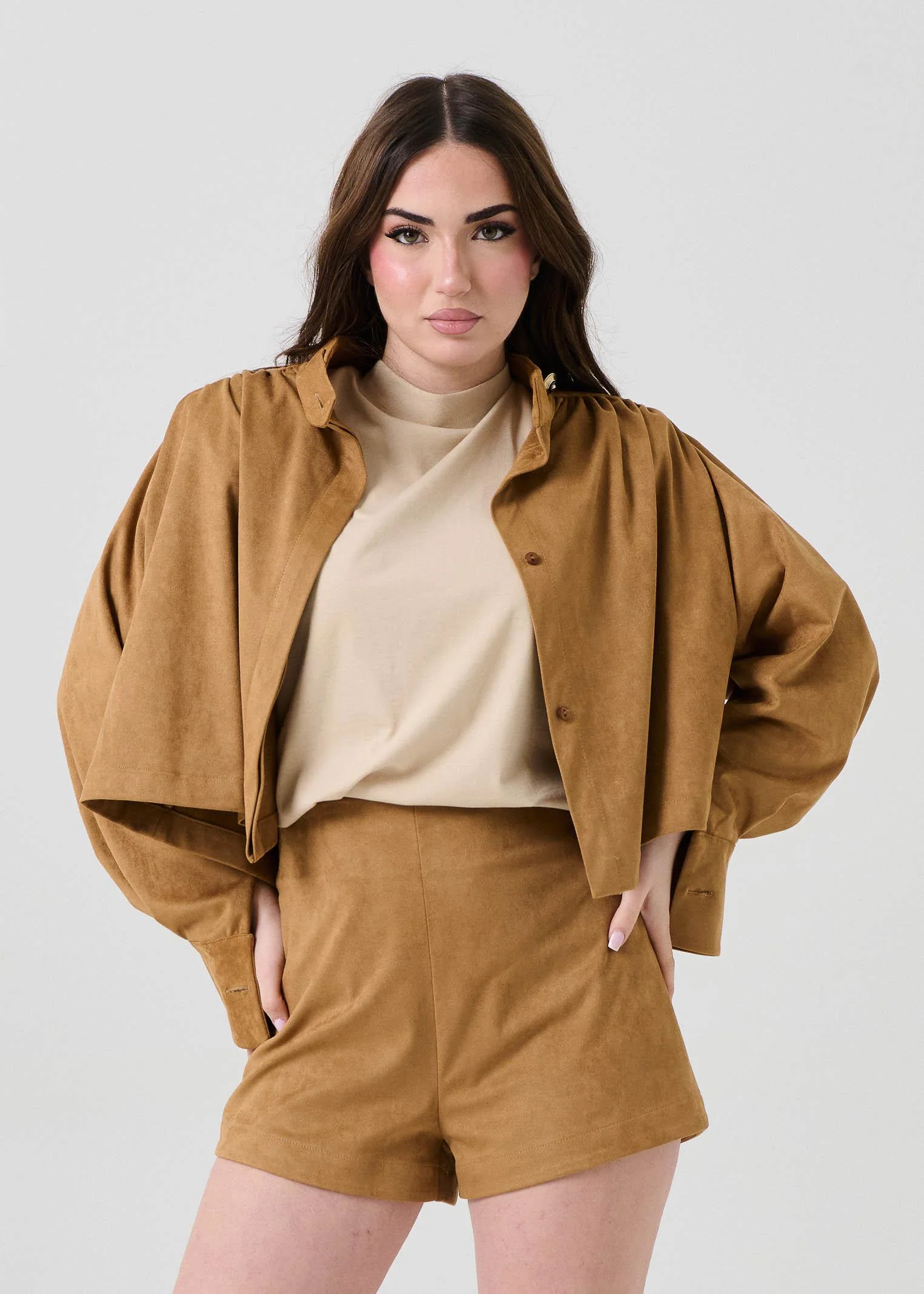 Camicia crop Bohemian Vì cammello effetto suede con arricciature - Image 2