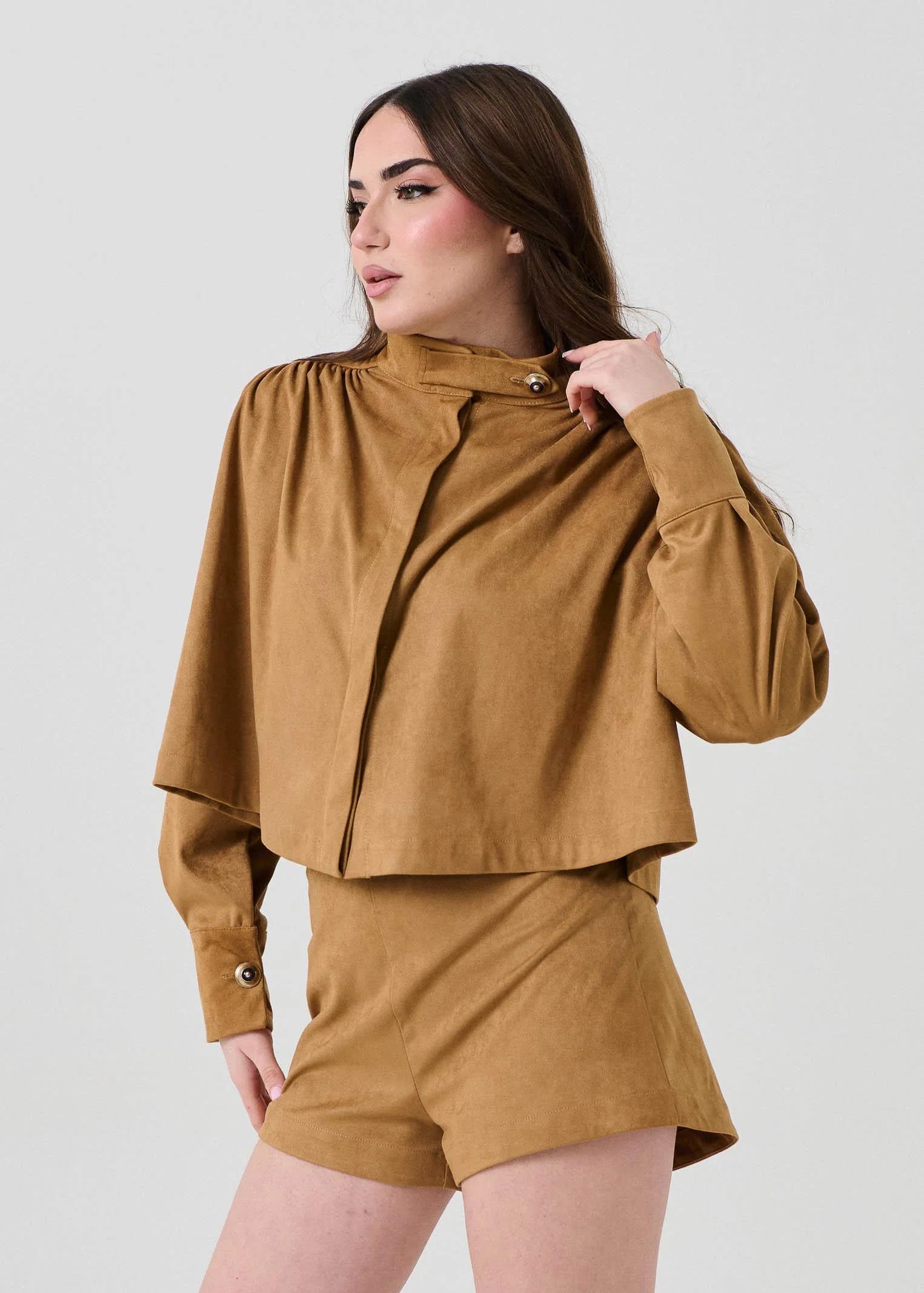 Camicia crop Bohemian Vì cammello effetto suede con arricciature - Image 3