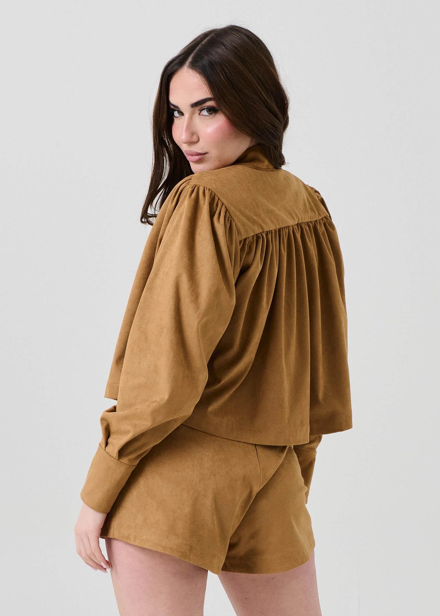 Camicia crop Bohemian Vì cammello effetto suede con arricciature - Image 5