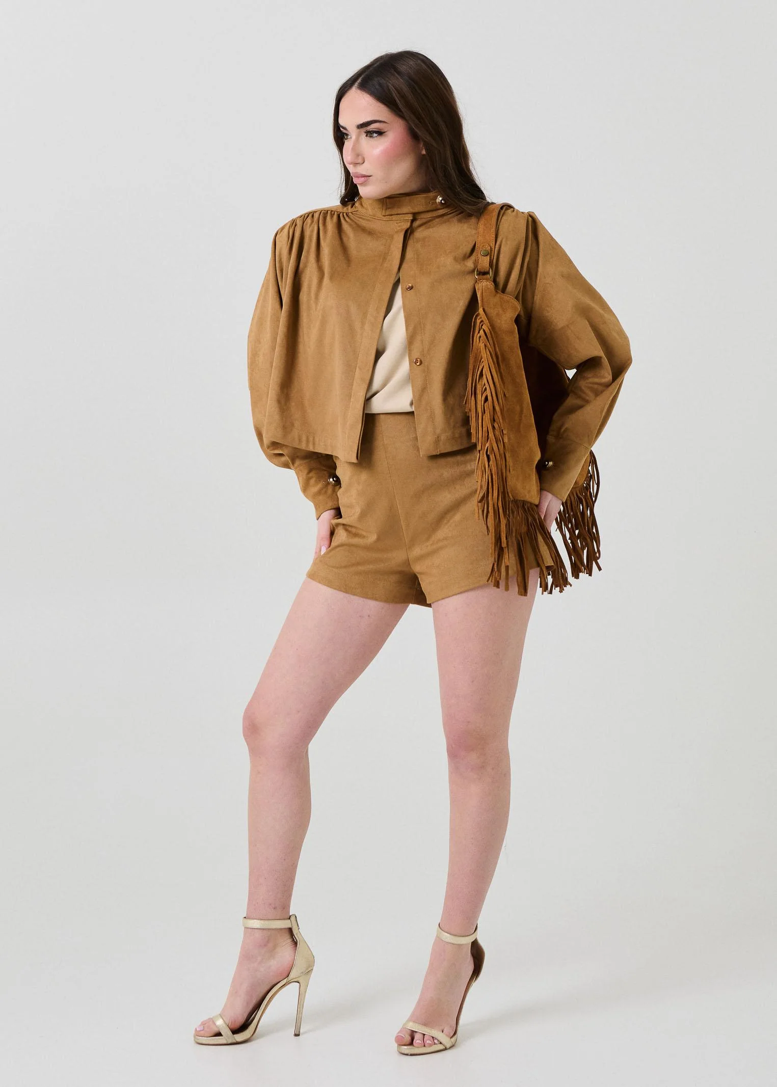 Camicia crop Bohemian Vì cammello effetto suede con arricciature - Image 7