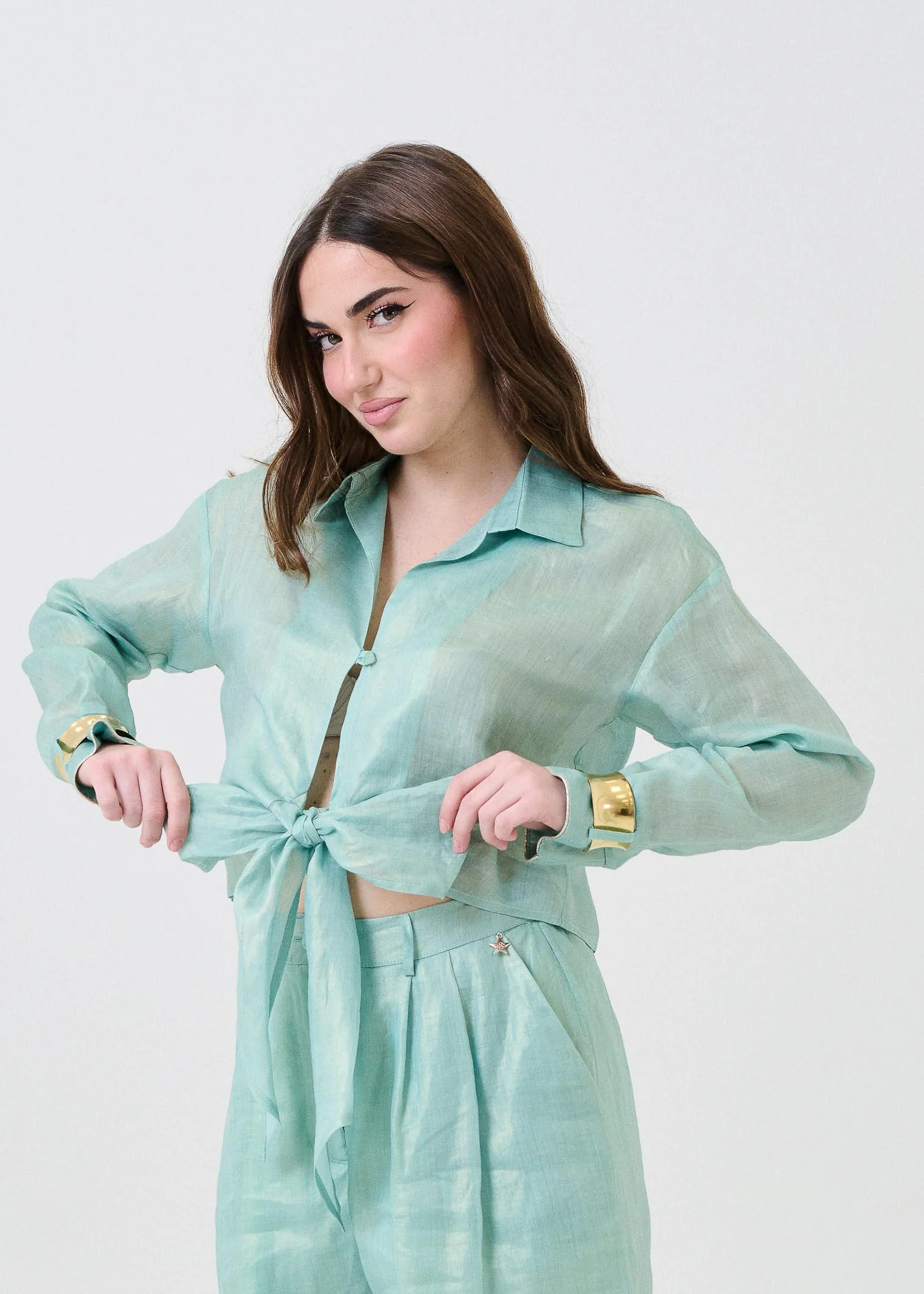Camicia cropped Souvenir verde acqua con nodo centrale - Image 2