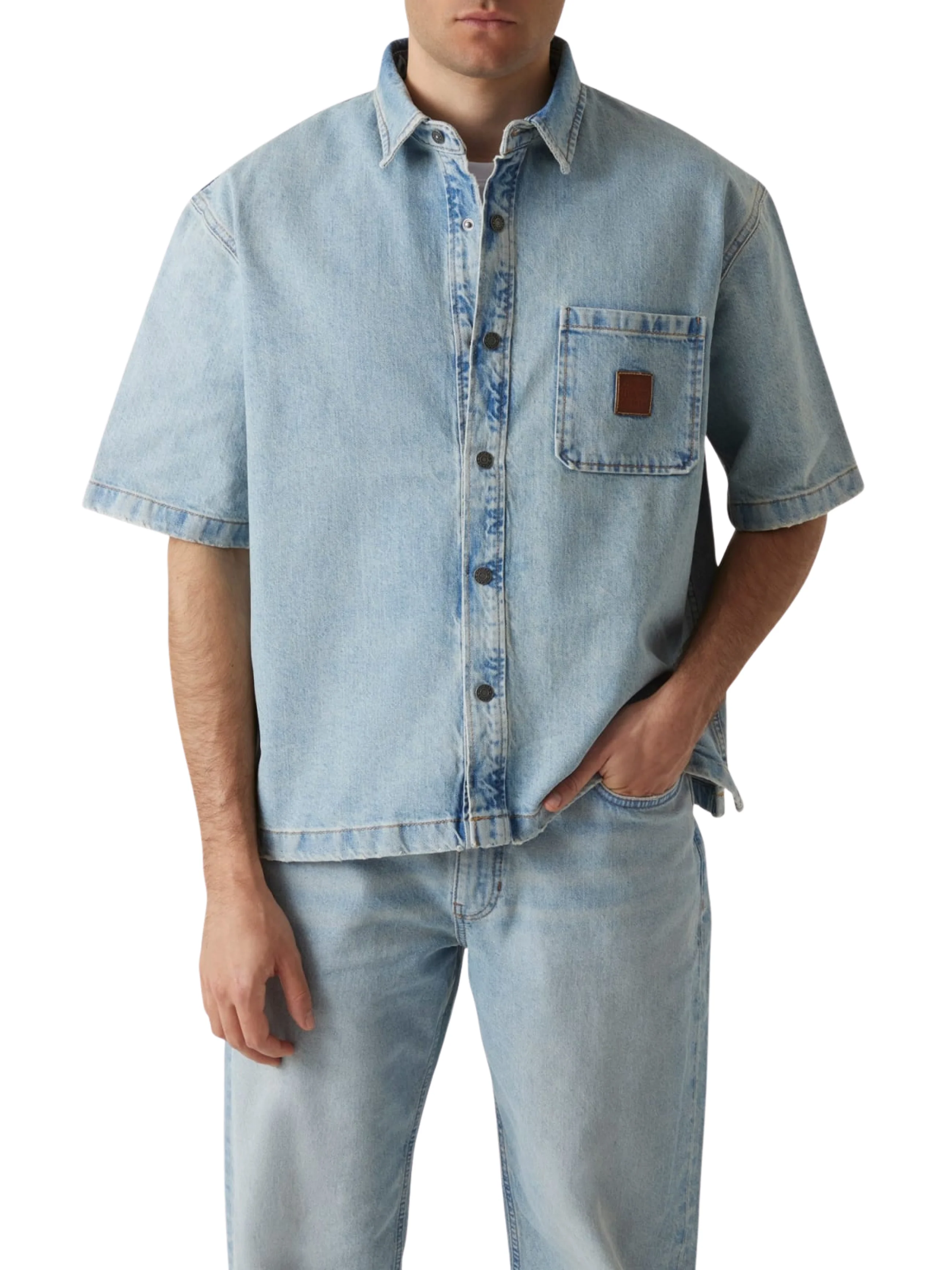 Camicia di jeans over Guess azzurra con taschino sul petto - Image 4