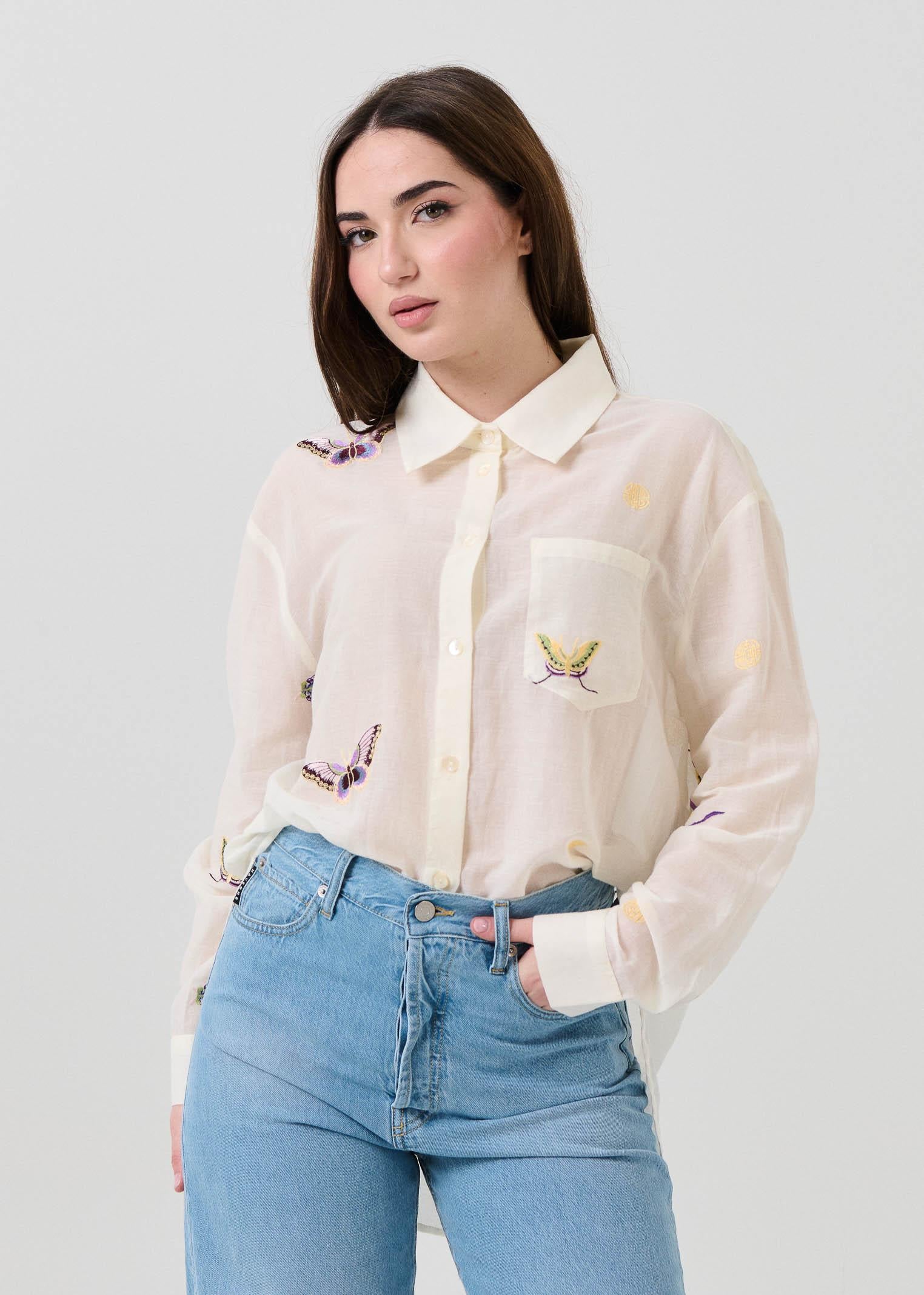 Camicia Dixie bianca con ricamo farfalle e taschino - Image 2