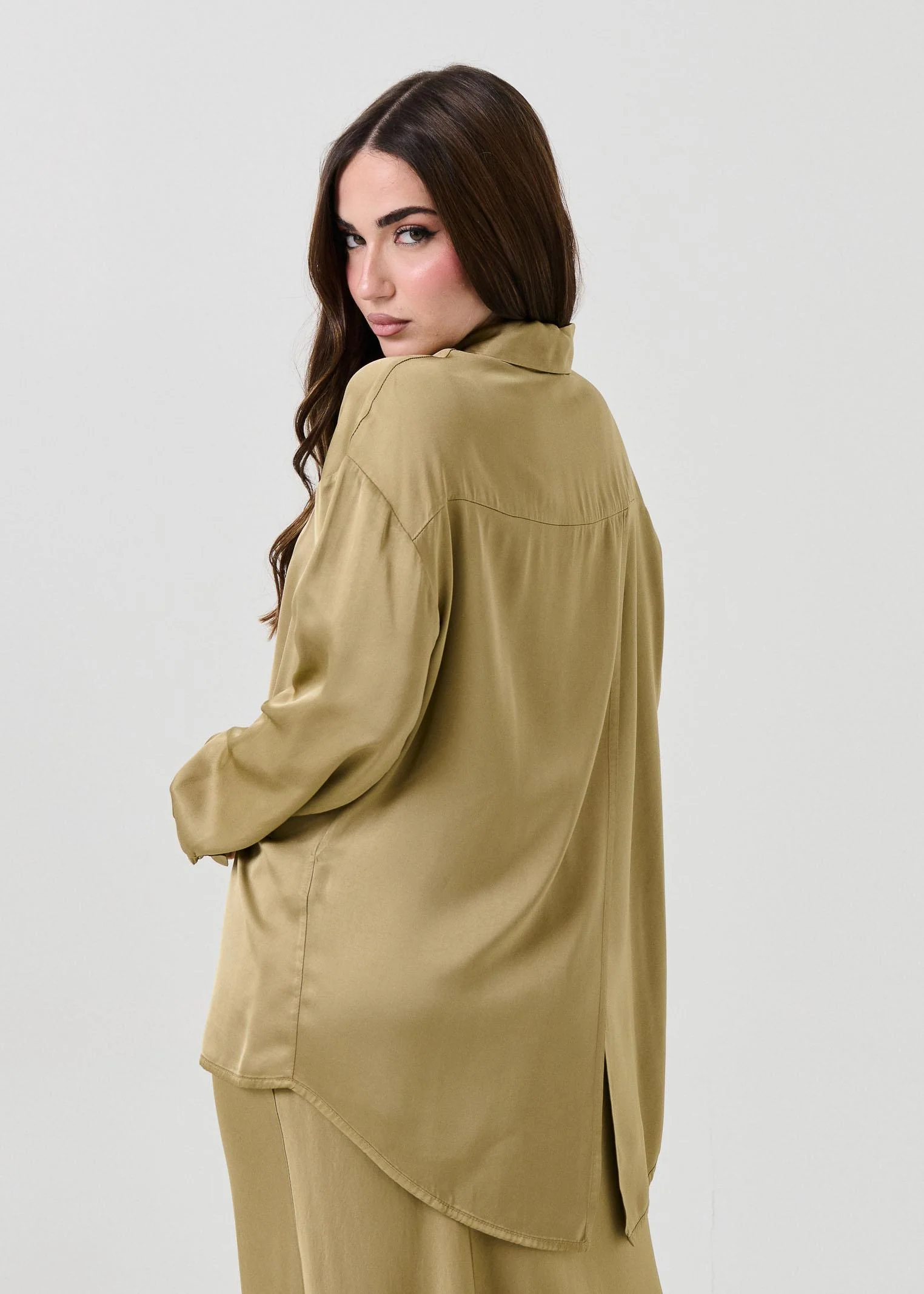 Camicia over Armoire verde - Image 3