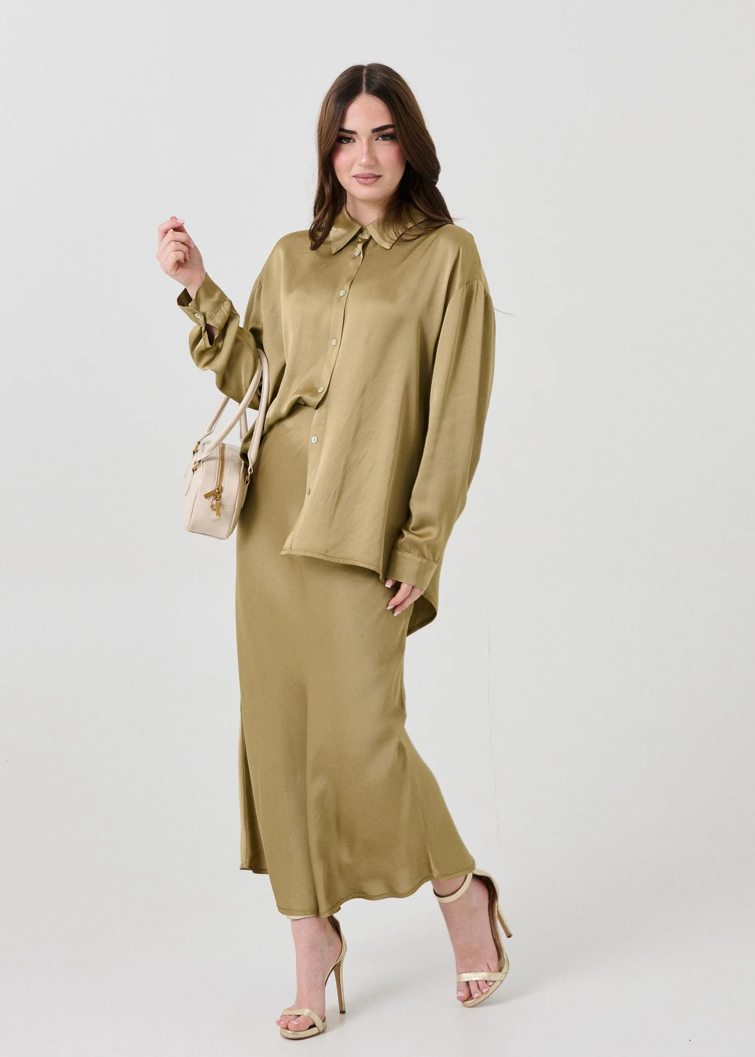 Camicia over Armoire verde - Image 4