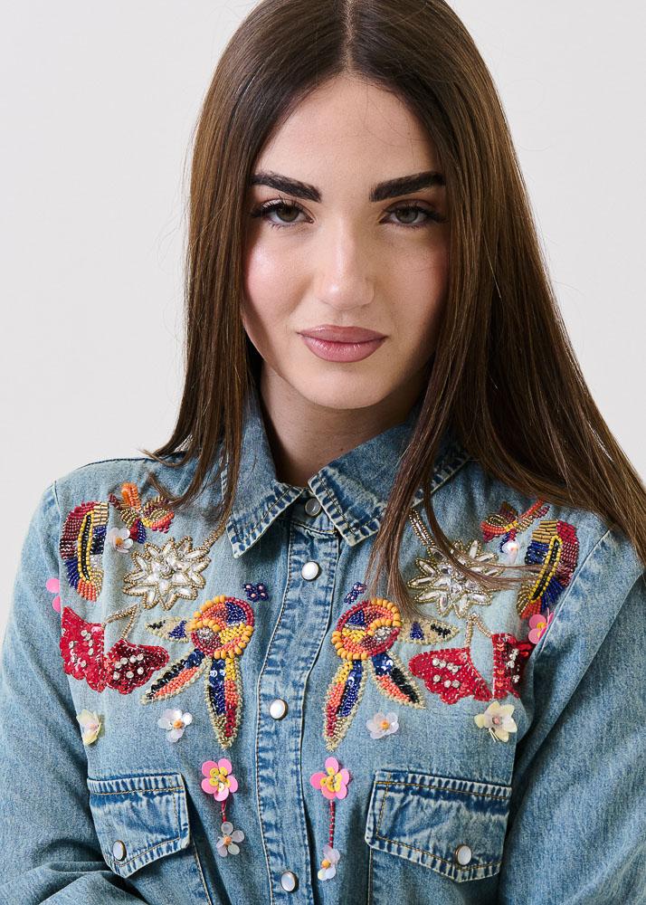 Camicia Souvenir blu in denim con applicazioni e ricami - Image 3